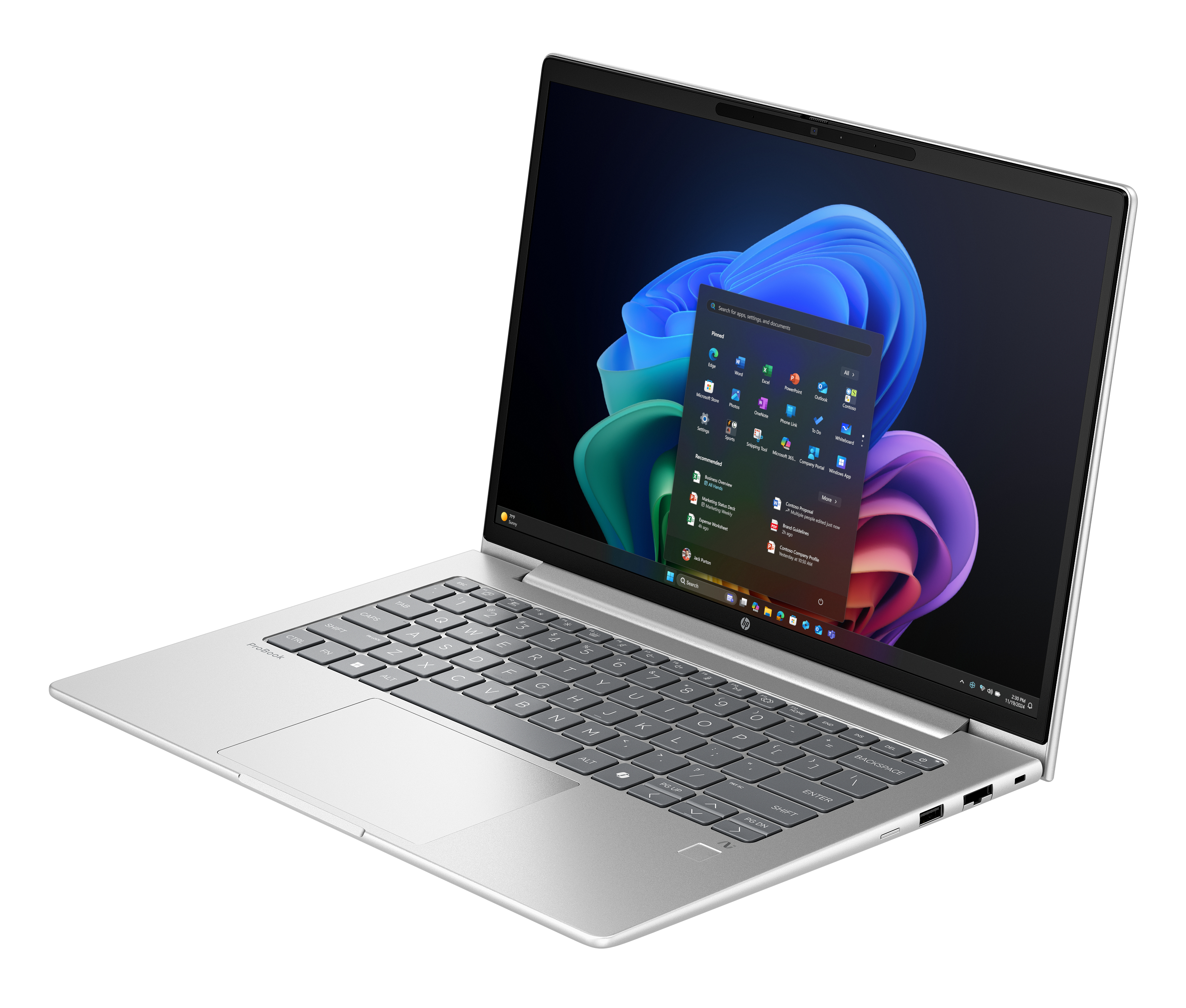 Un laptop argentato è aperto, che mostra l'interfaccia di Windows 11, su una superficie bianca.