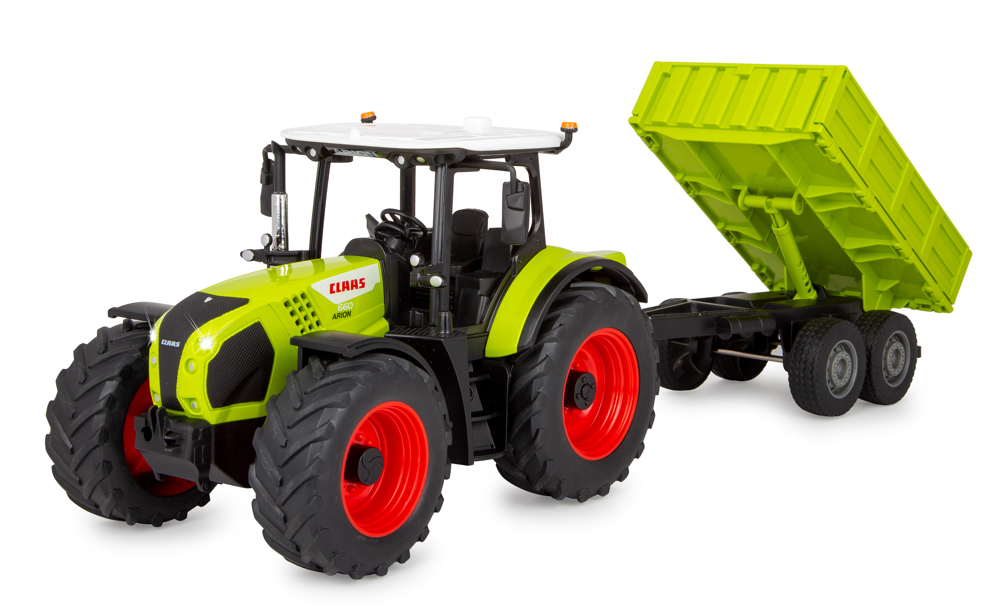 Ein grüner und gelber CLAAS Traktor mit Anhänger auf weißem Hintergrund.