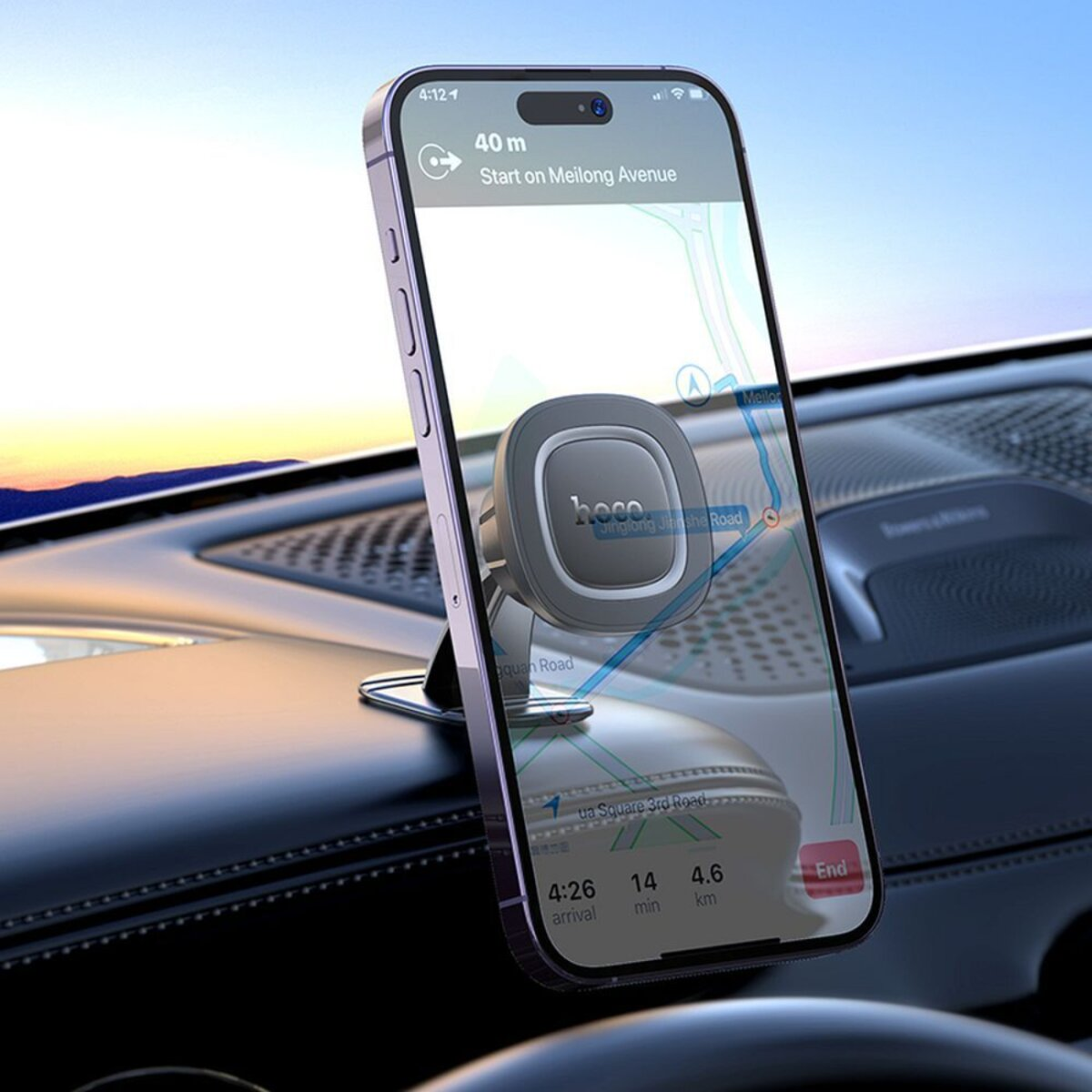 Un telefono con navigazione sul cruscotto di un'auto. Un supporto per telefono per auto tiene il telefono.