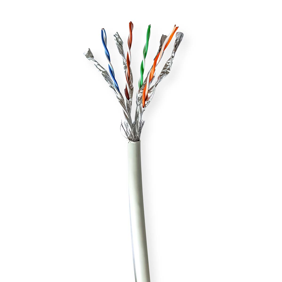 Cavo CAT tagliato. Cavo bianco, fili: blu, arancione, verde e argento. Sfondo bianco. Le coppie intrecciate sono evidenti, ripresa ravvicinata.
