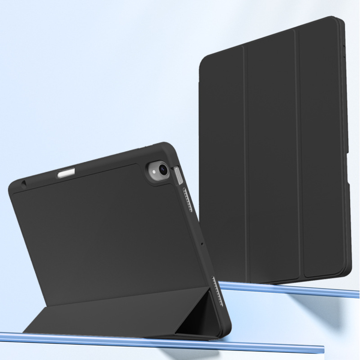 Schwarze Tablethülle, mit dem Tablet aufrecht stehend und einer weiteren Hülle dahinter.