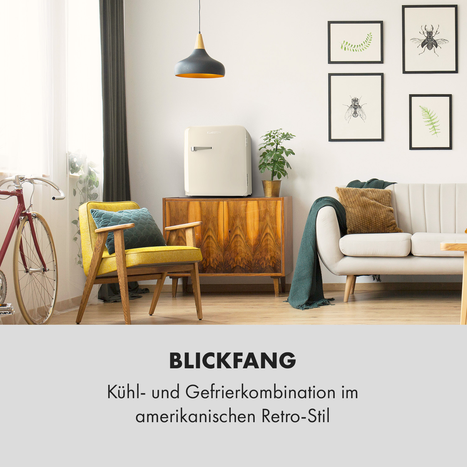 Ein Kühlschrank im Retro-Stil in einem Raum mit Möbeln, Kunst und einem Fahrrad.