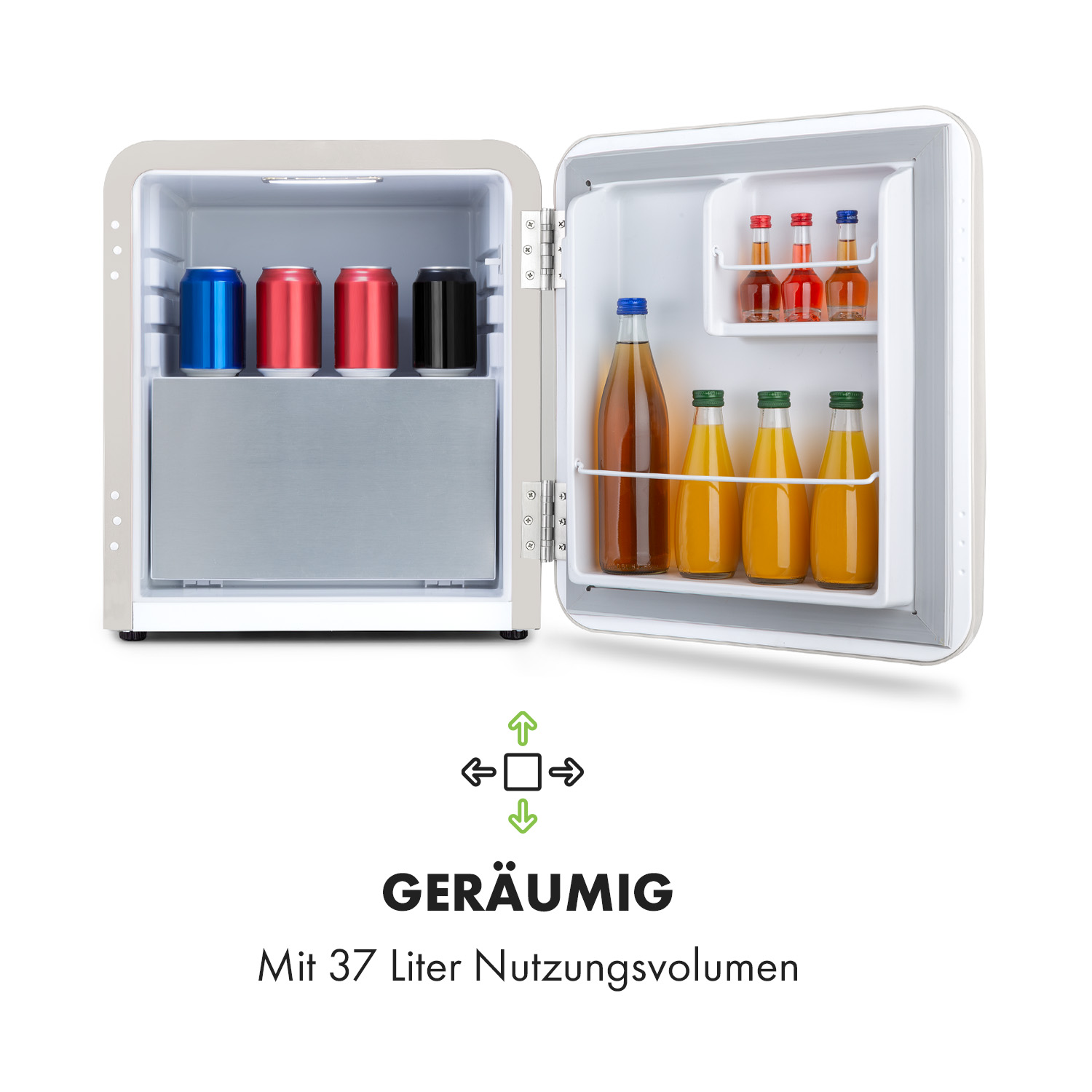 Ein Mini-Kühlschrank, geöffnet, um Dosen, Flaschen und kleine Saftflaschen zu zeigen.