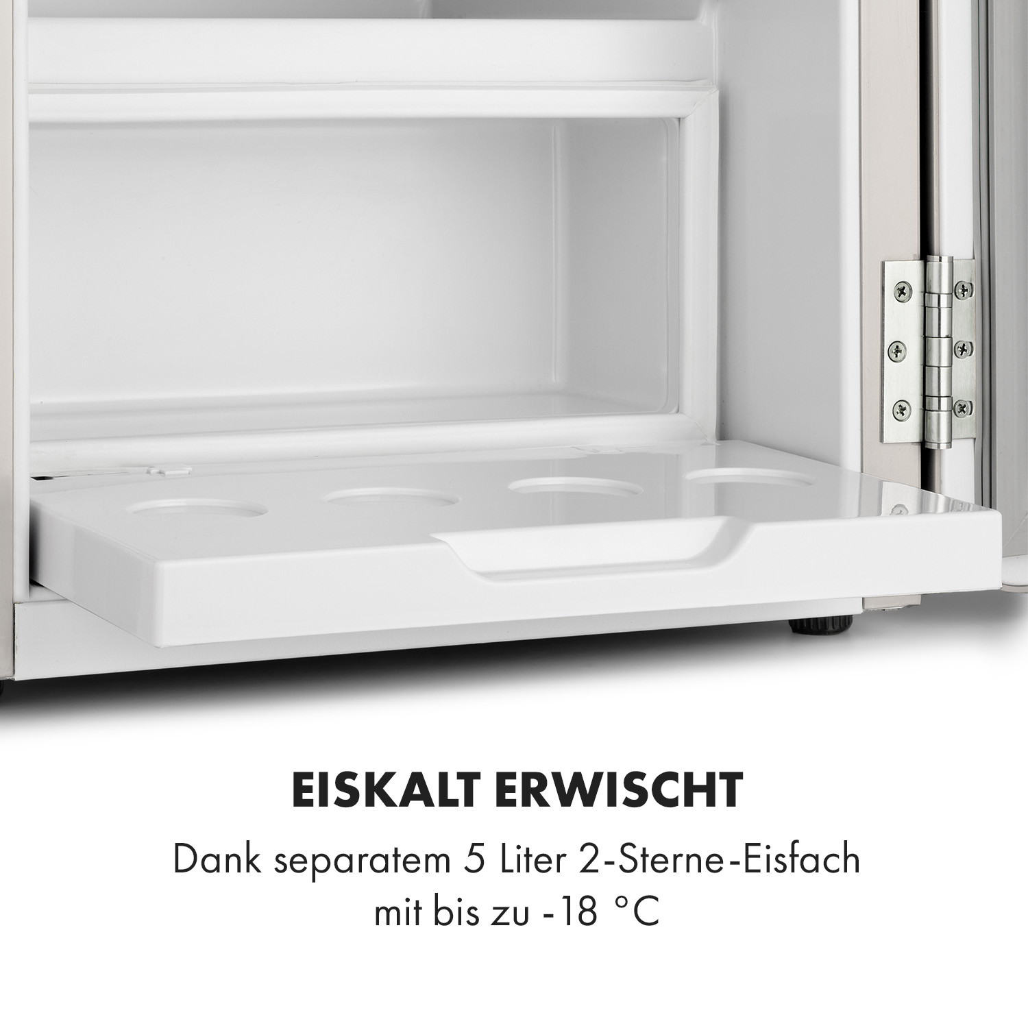 Innenraum eines Mini-Kühlschranks. Weiße Regale und ein Tablett. Schwarzer Text unten auf weißem Hintergrund.