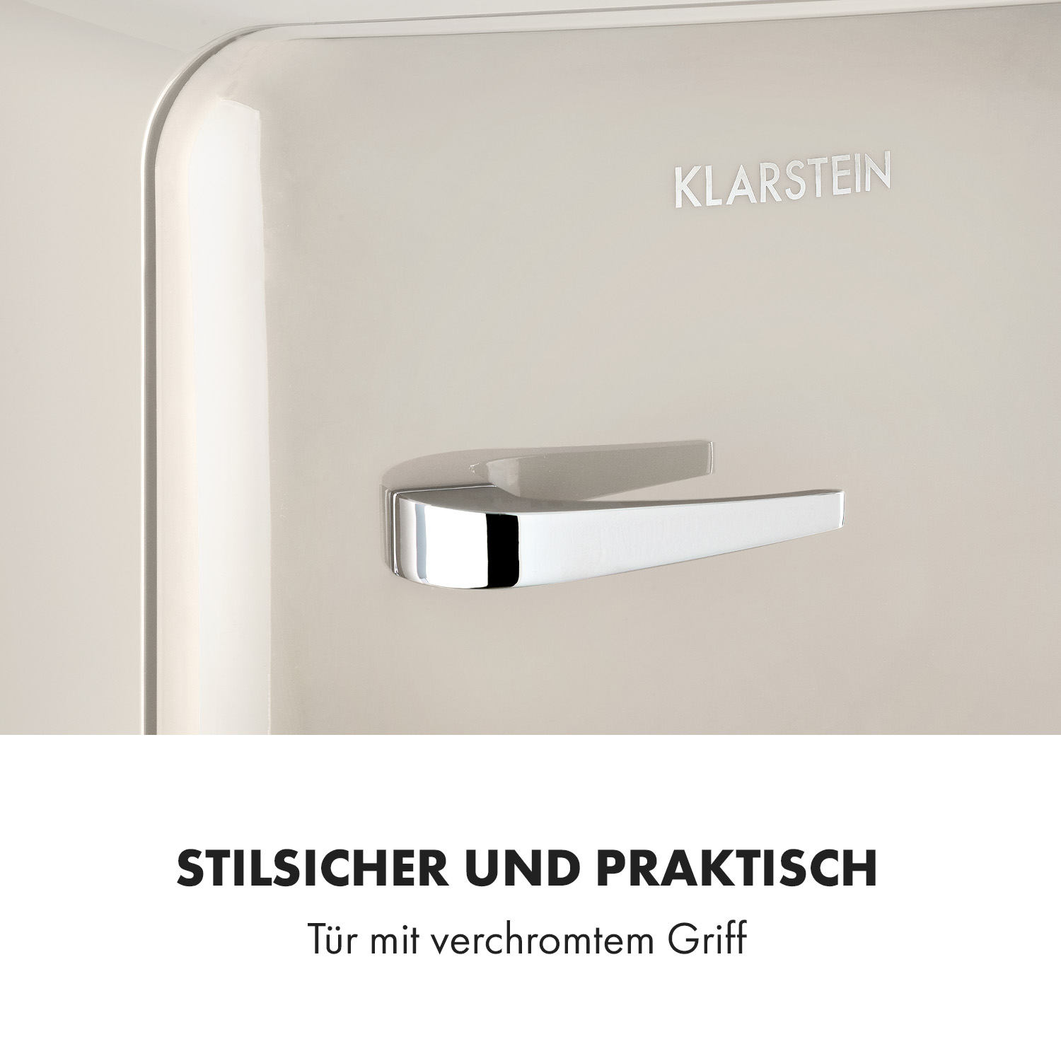 Nahaufnahme einer Kühlschranktür mit einem Chromgriff.