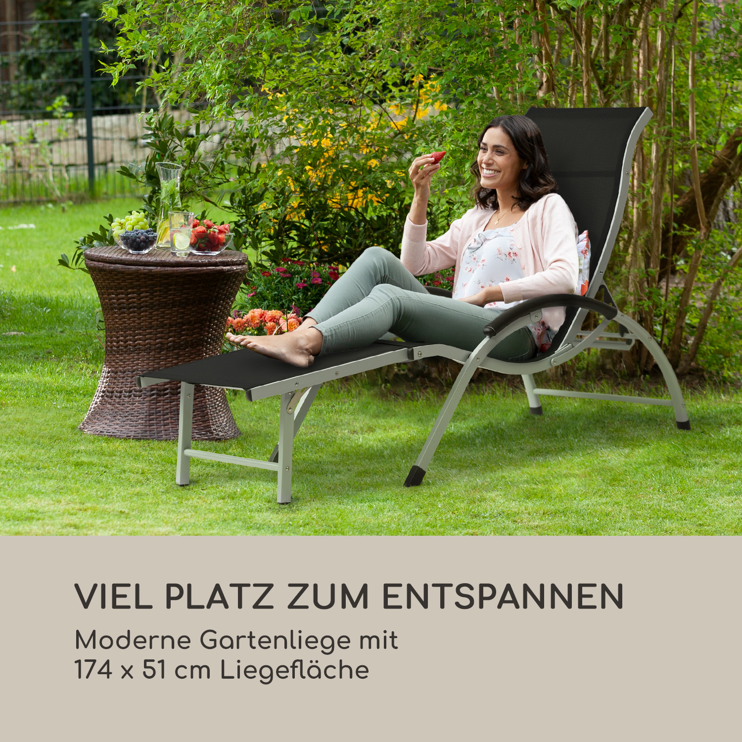 Zusammengeklappte Sonnenliege, zeigt einfache Einrichtung.