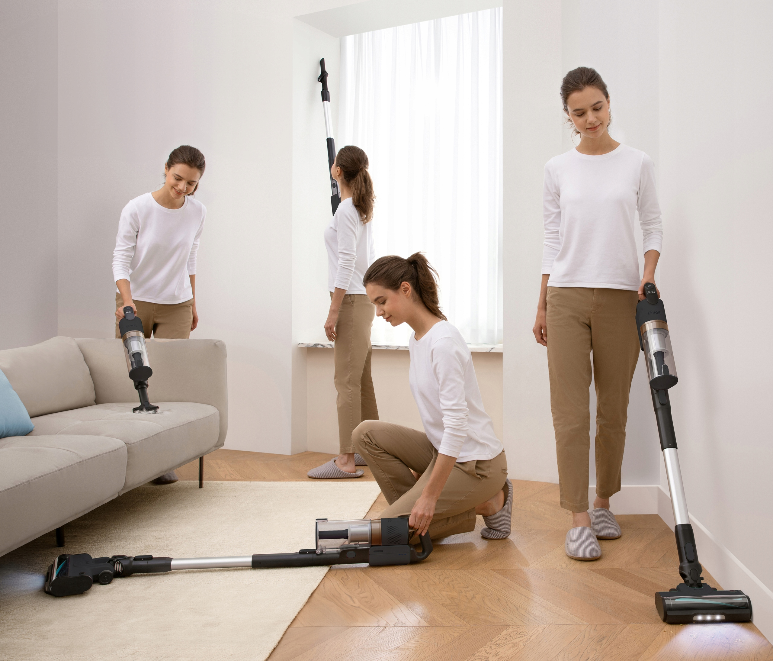 Kobieta używająca odkurzacza. Różne kąty kobiety sprzątającej różne obszary pokoju.