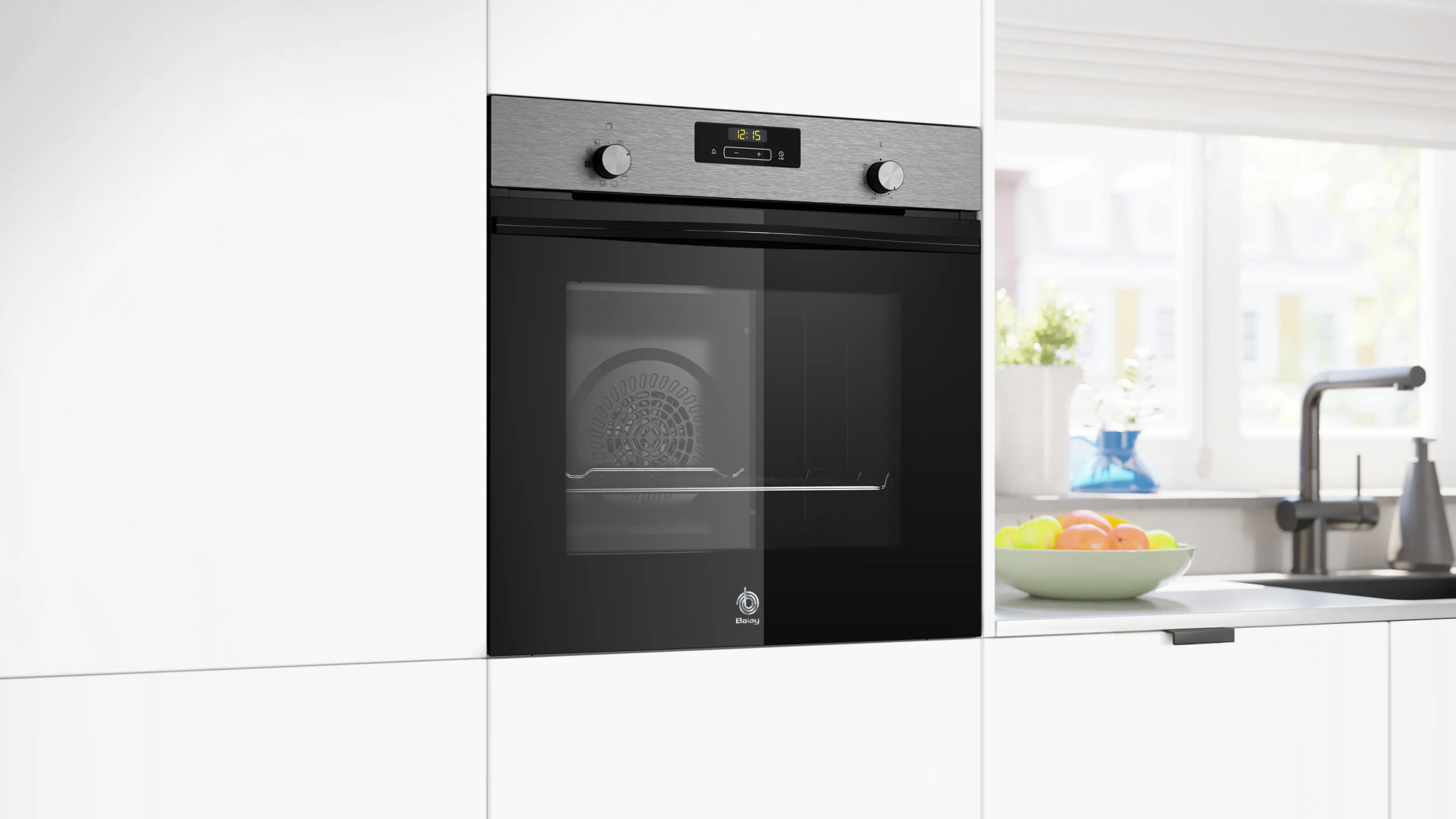 Czarny piekarnik do zabudowy jest zintegrowany z białymi szafkami kuchennymi, w pobliżu znajduje się misa na owoce i zlew.