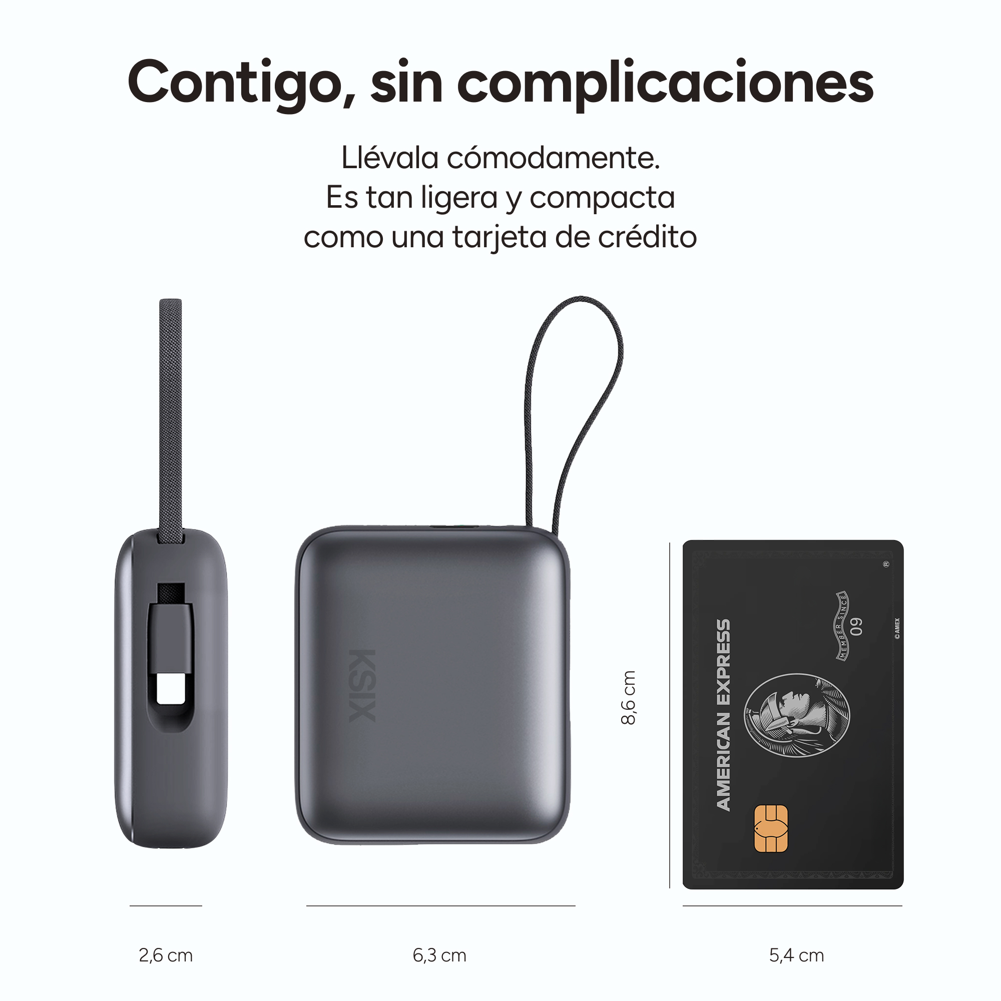 Un power bank e una carta di credito che mostrano le loro dimensioni.