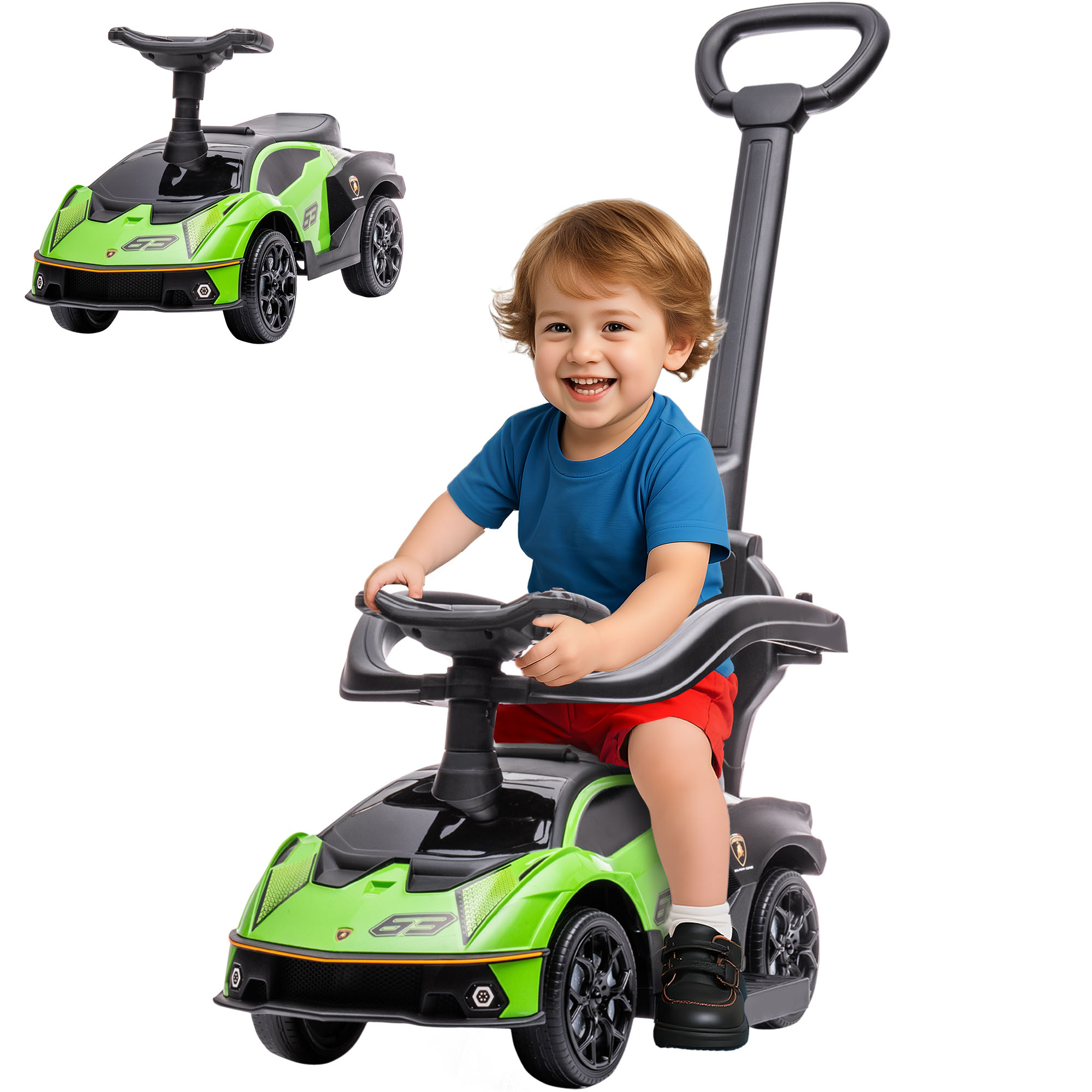 Un bambino sorridente è seduto su un'auto giocattolo verde. C'è un manico per i genitori. Sfondo bianco.