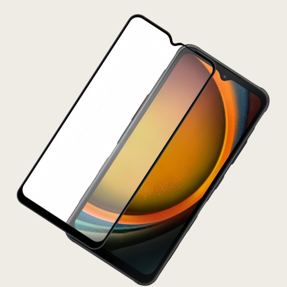 Un telefono con protezione schermo. Il telefono è nero e ha un design arancione e nero, sfondo beige.