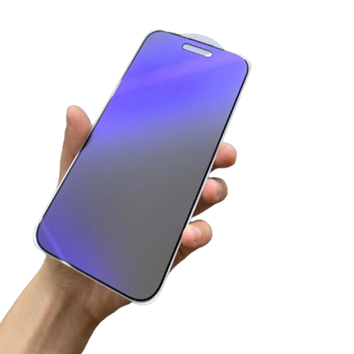 Dłoń trzymająca telefon z fioletowo-szarą osłoną ekranu. Tło jest białe.