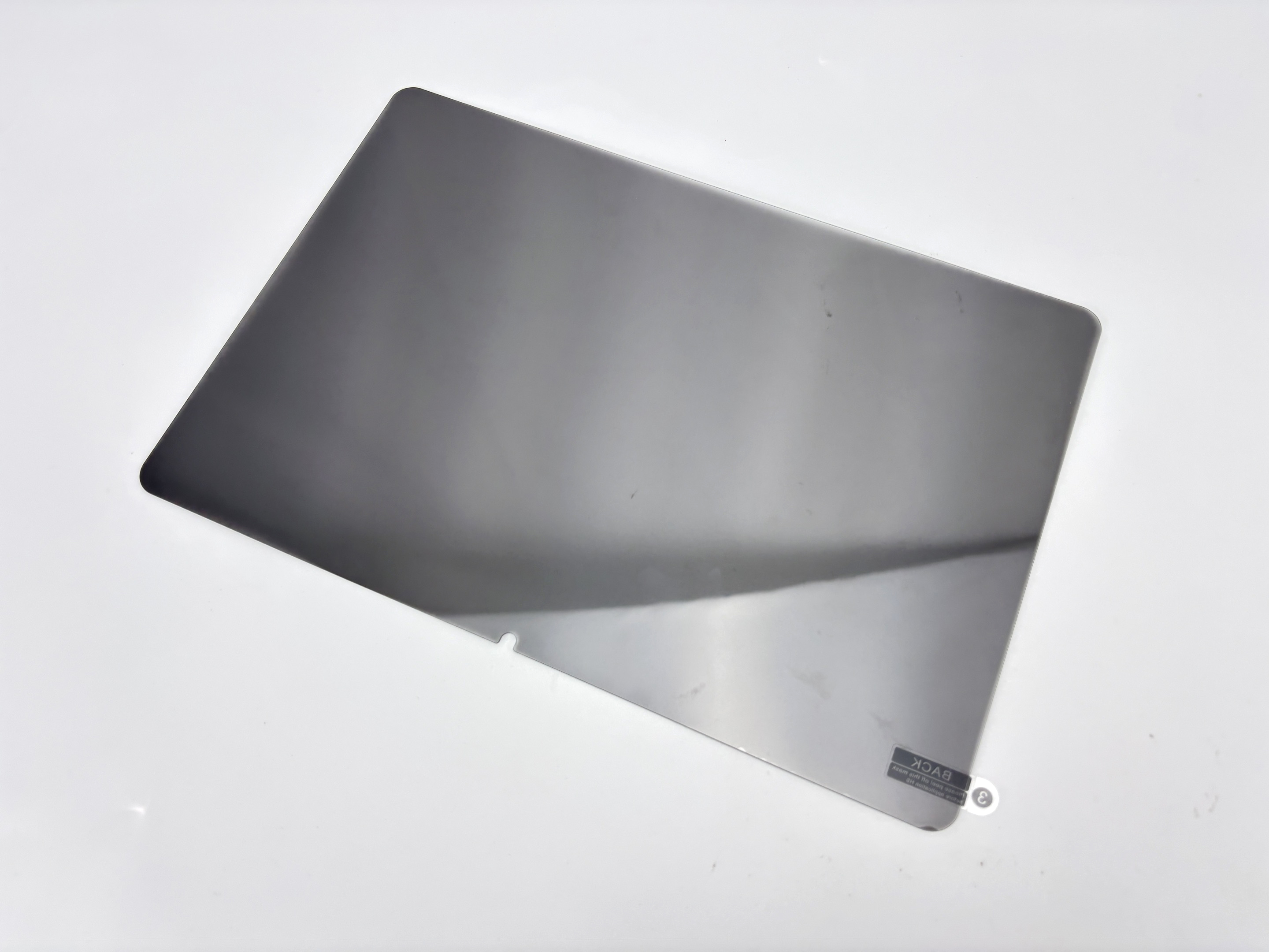 Przezroczysta osłona ekranu do tabletu, lekko pochylona na białym tle. Osłona ekranu jest w centrum uwagi.