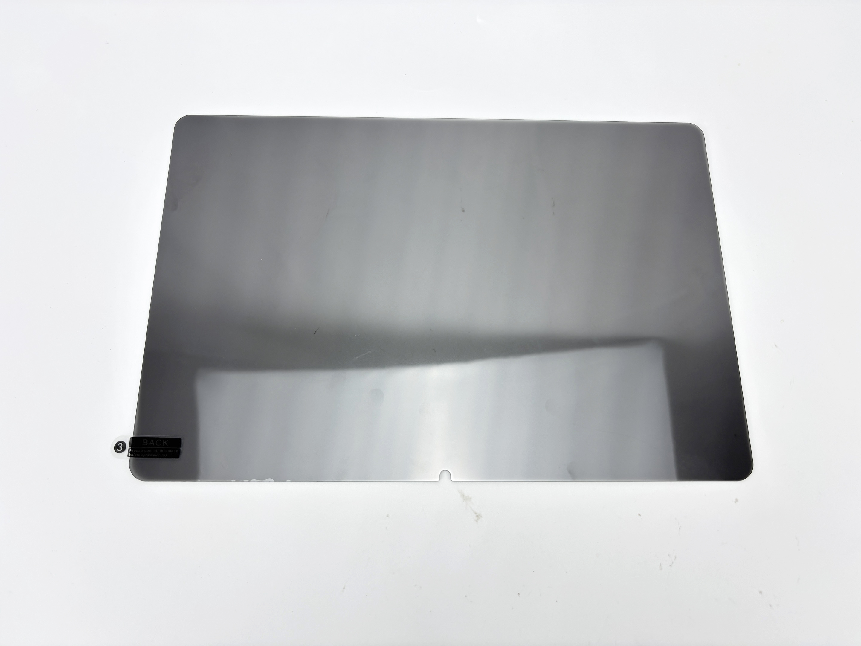 Przezroczysta osłona ekranu do tabletu, na białym tle. Osłona ekranu jest w centrum uwagi.