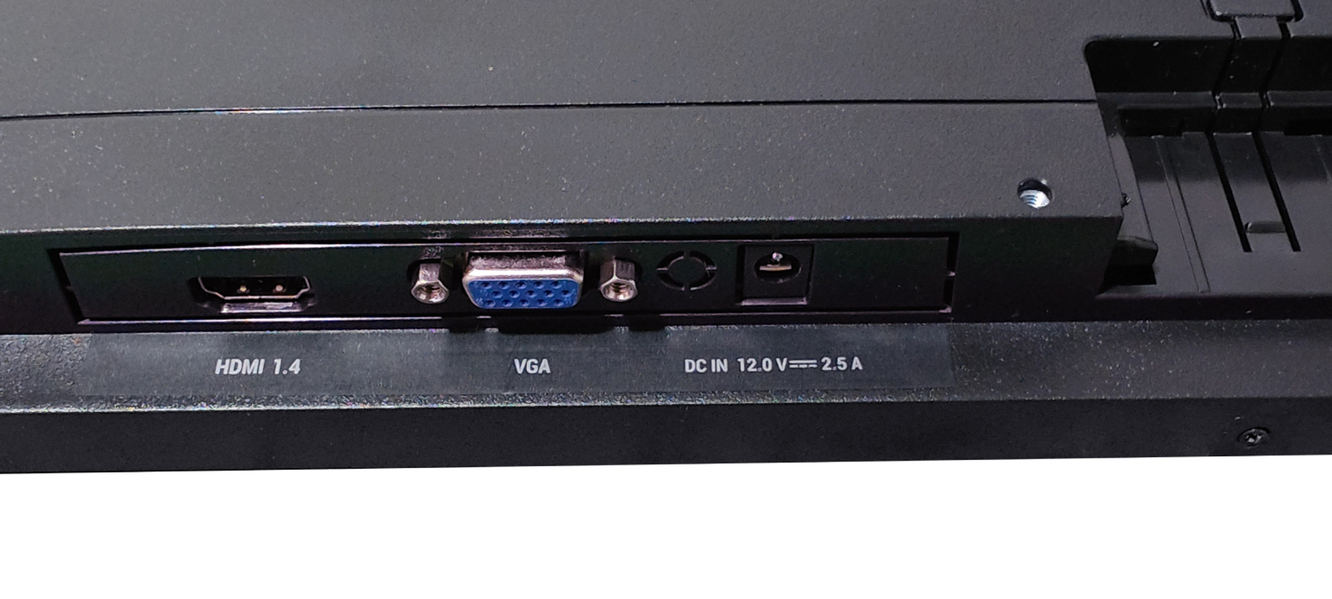 Vista posteriore di un monitor con porte di ingresso: HDMI, VGA e DC IN. Sfondo bianco.