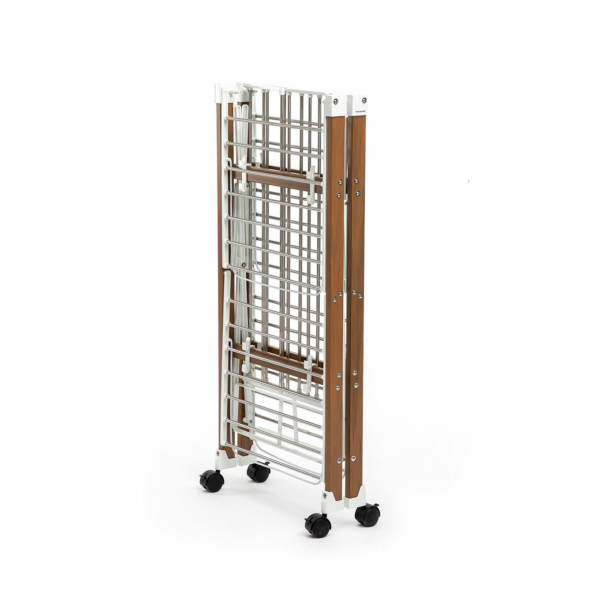 Ein zusammengeklappter Wäscheständer mit Holzrahmen und Metallgittern, auf Rädern, vor Weiß.