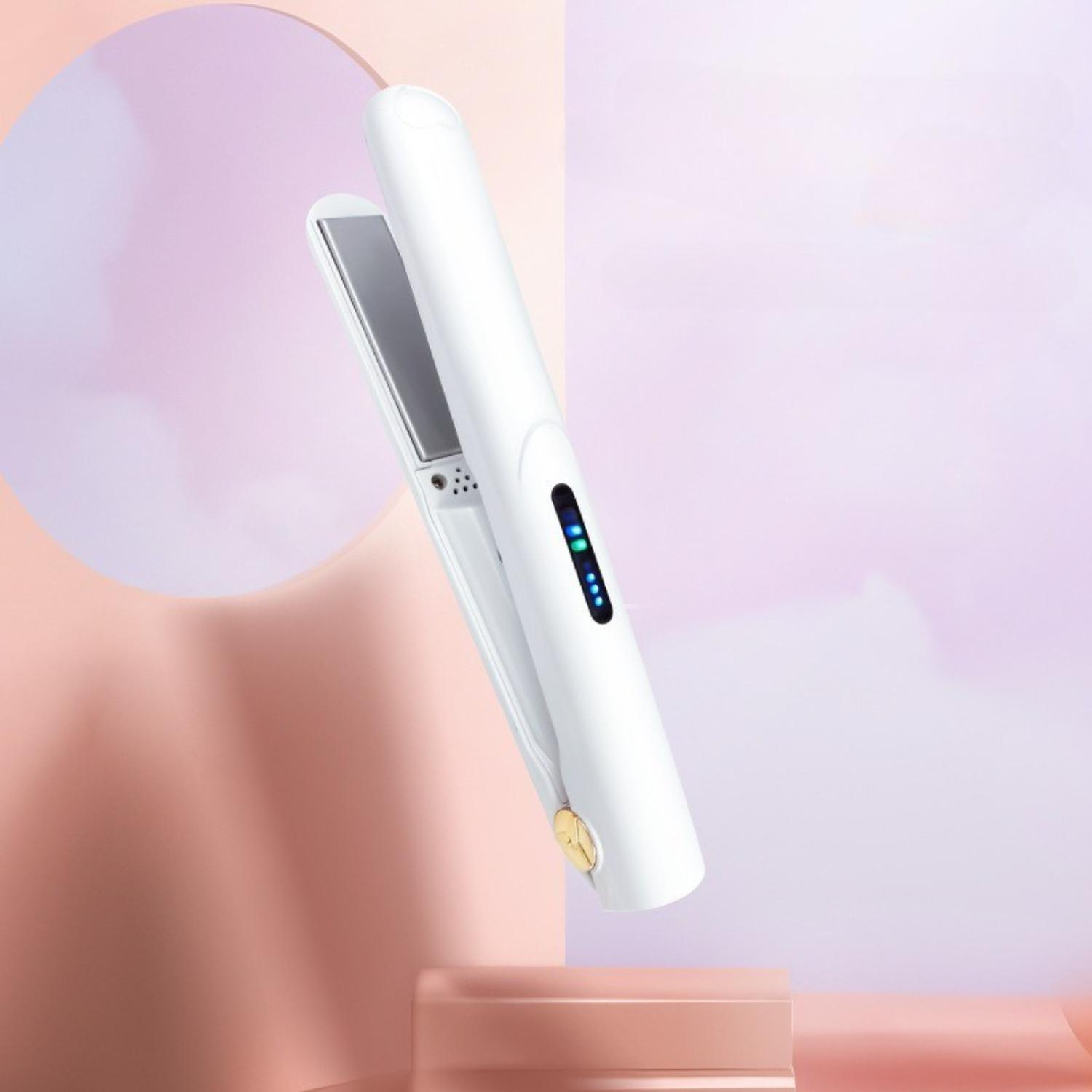 Ein weißer Haarglätter, offen, auf einem rosa und lila Hintergrund. Hat blaue LED-Leuchten und einen goldenen Knopf.