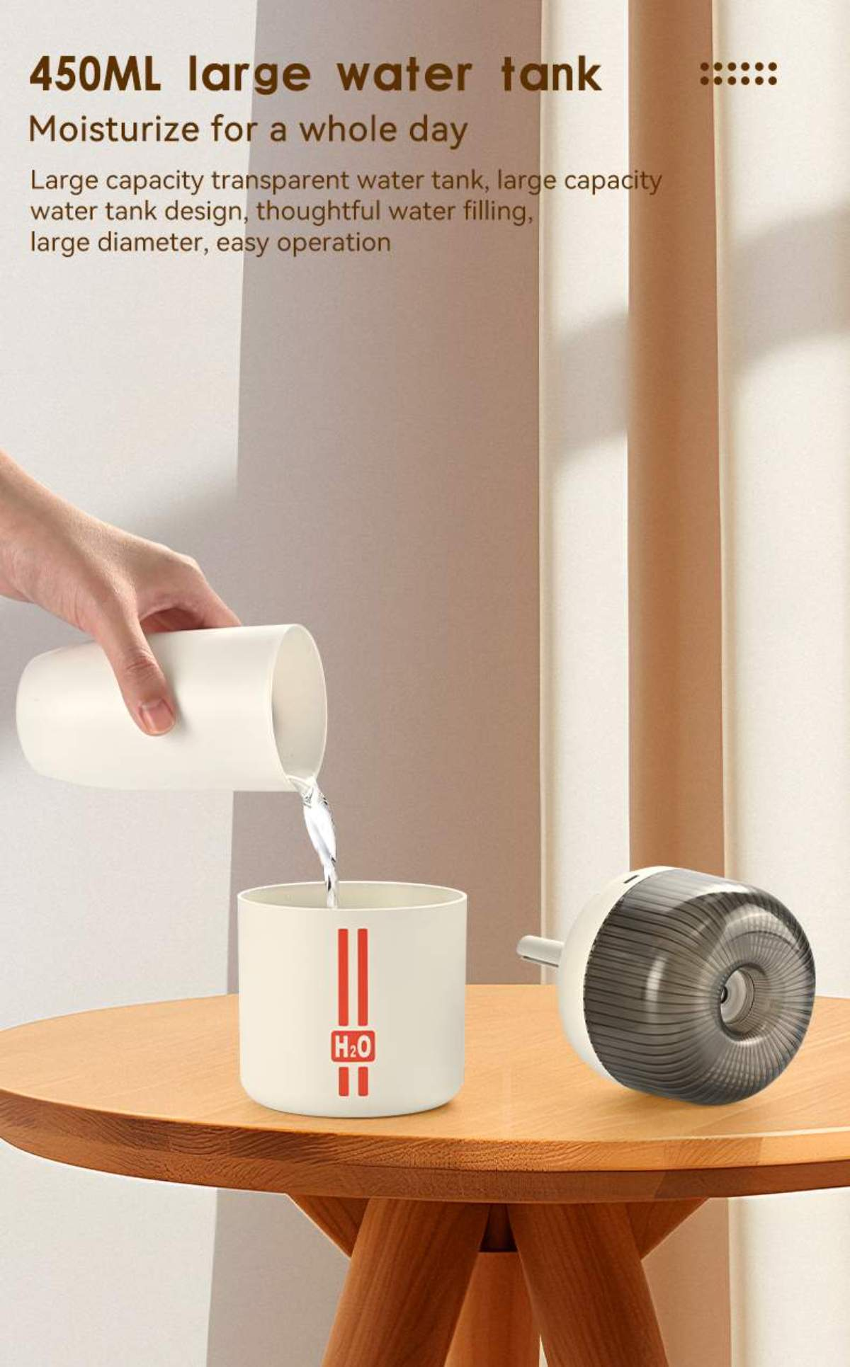 Eine Hand gießt Wasser aus einem weißen Becher in einen weißen Behälter mit roten Streifen. Ein Luftbefeuchter ist sichtbar.