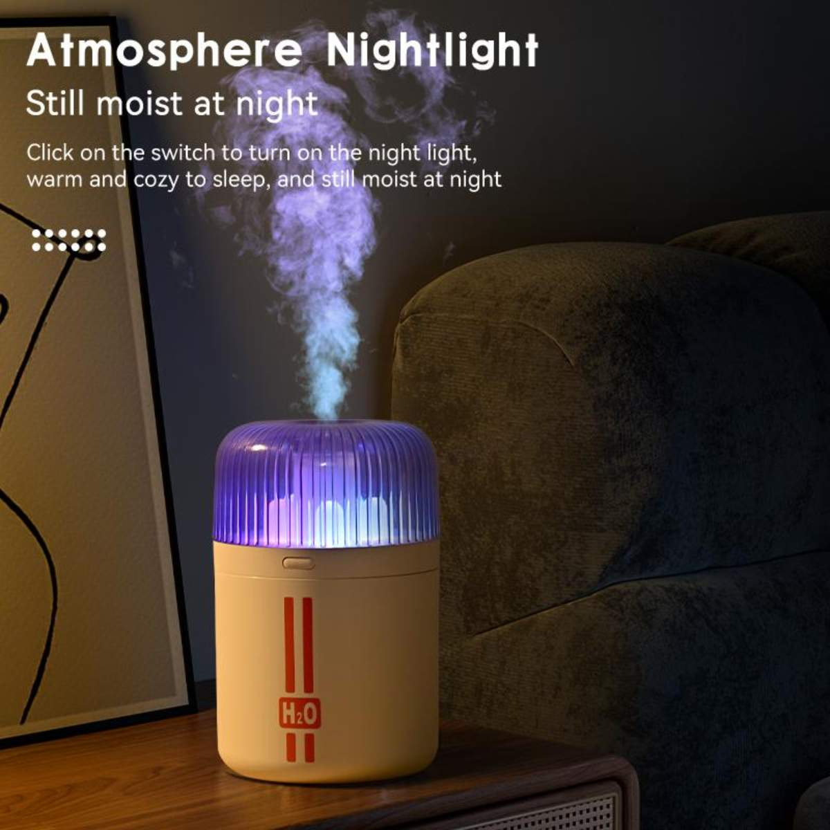 Ein Luftbefeuchter, der mit violettem Licht leuchtet, mit einem aufsteigenden Nebelstrom. Das H2O-Logo ist sichtbar.