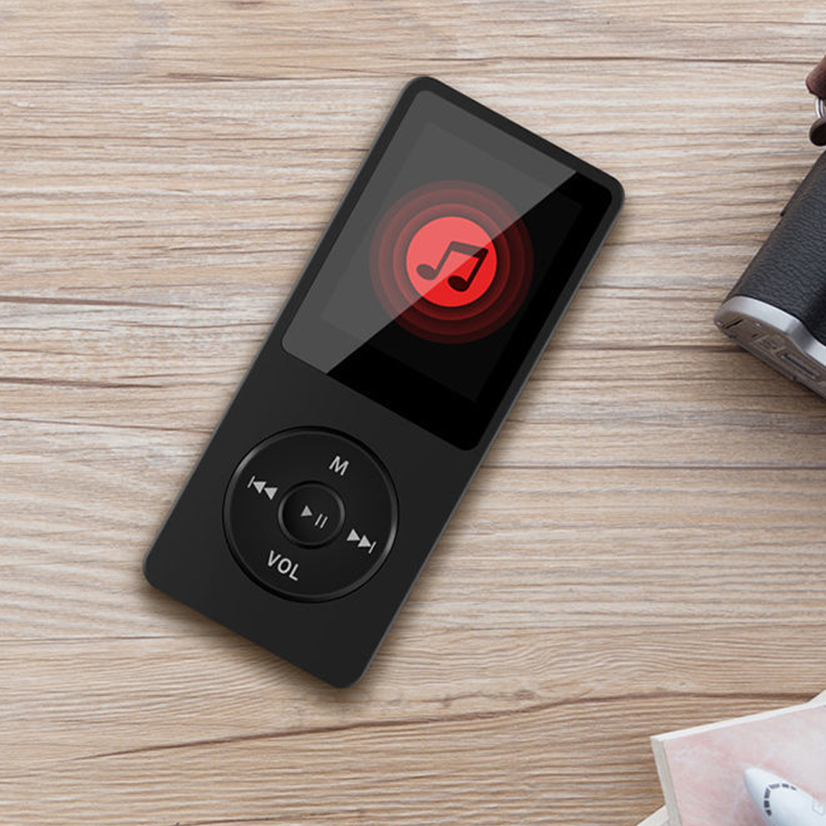 Schwarzer MP3-Player mit Bildschirm und Bedientasten auf einer Holzoberfläche.