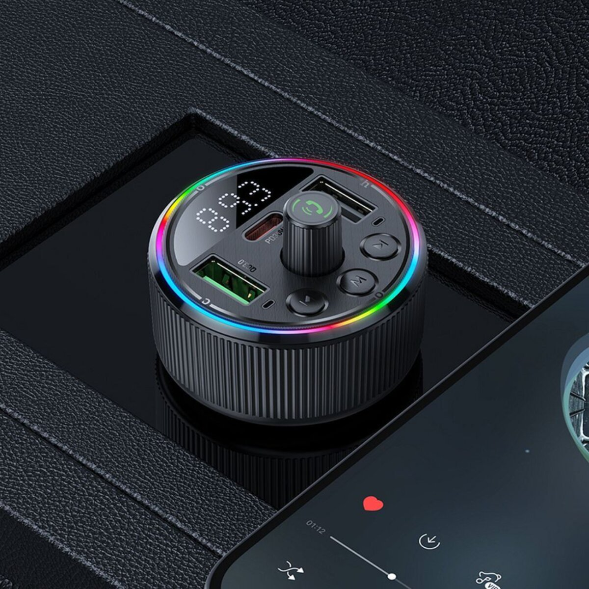 Ein schwarzes Autoladegerät in einer Autokonsole, mit einem Telefon, das eine Musik-App anzeigt. Bunter LED-Ring.