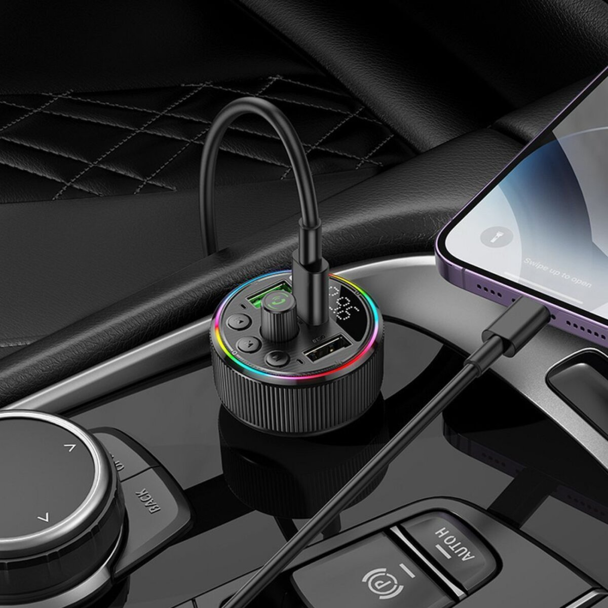 Ein schwarzes Autoladegerät mit einem Kabel, das mit einem Telefon verbunden ist, in einer Autokonsole. LED-Ring.
