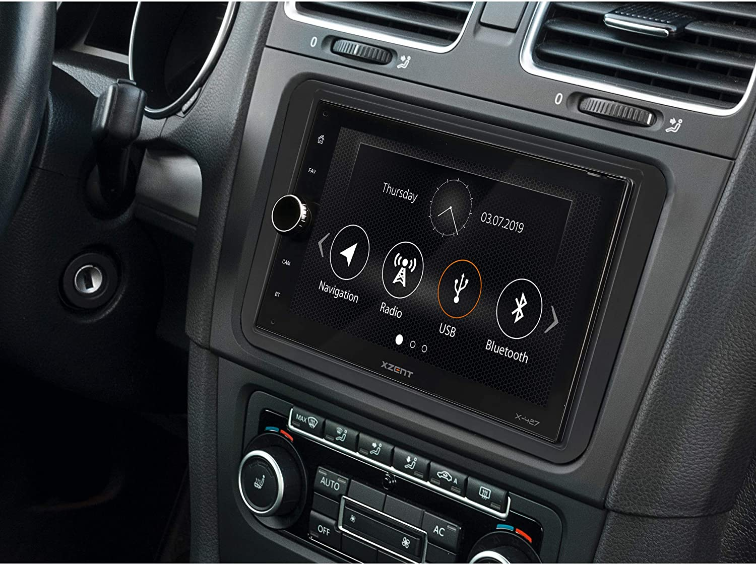 Autoradio-Bildschirm mit Navigations-, Radio-, USB- und Bluetooth-Symbolen. Der Bildschirm zeigt das Datum.