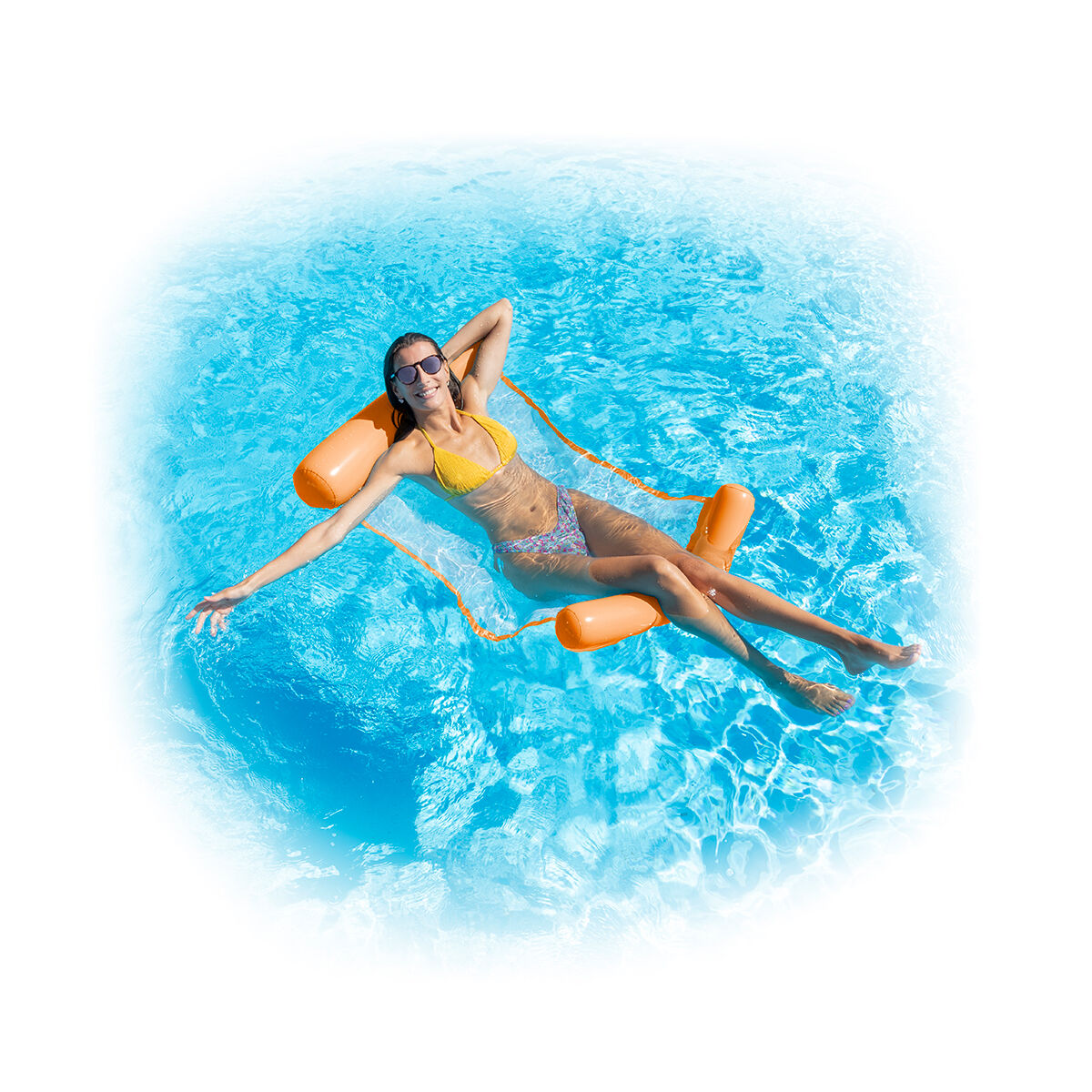 Frau in gelbem Bikini schwebt auf einem orangefarbenen aufblasbaren Floß in einem blauen Pool.