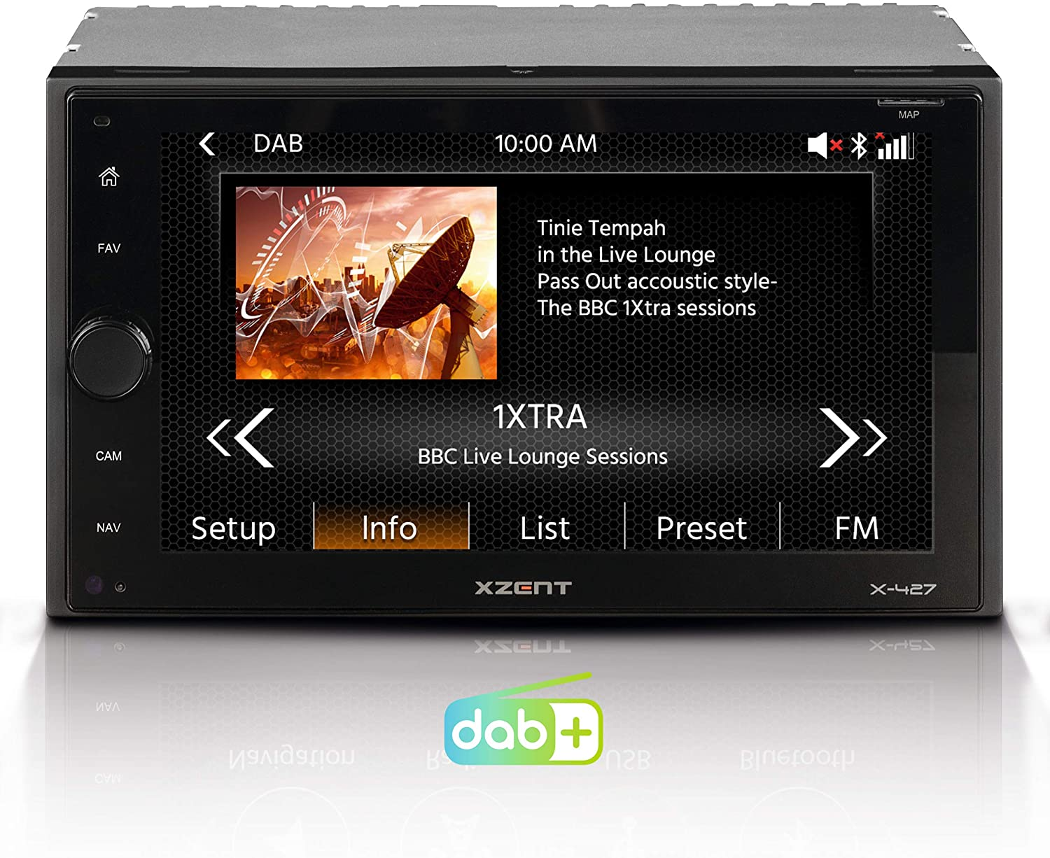 Autoradio-Bildschirm mit Radioinformationen. Der Bildschirm zeigt Songdetails und Radiooptionen.