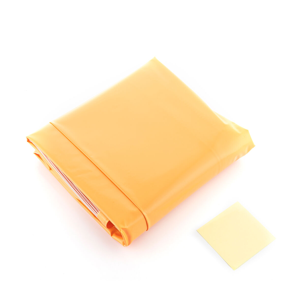 Gelb gefaltetes Paket mit einem kleinen Quadrat. Es ist wahrscheinlich eine Produktverpackung. Weißer Hintergrund.