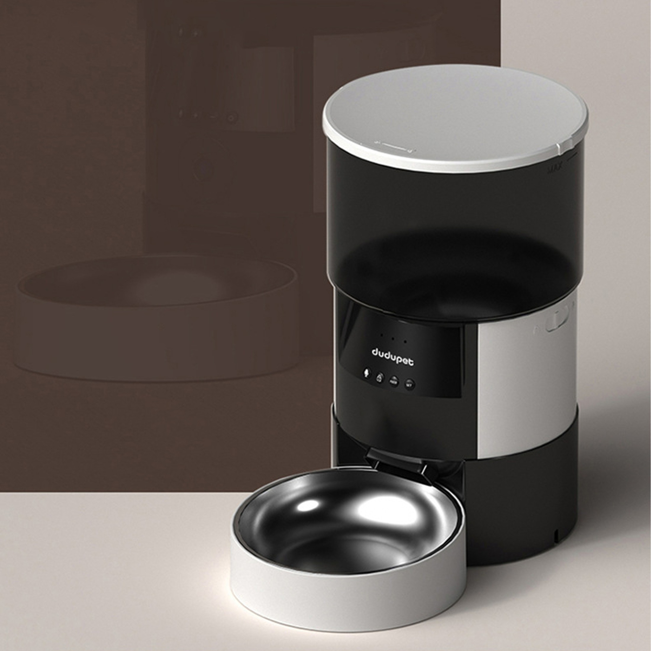 Automatischer Haustierfutterautomat mit schwarz-weißem Design, Schüssel und Reflexion auf dunkler Oberfläche.