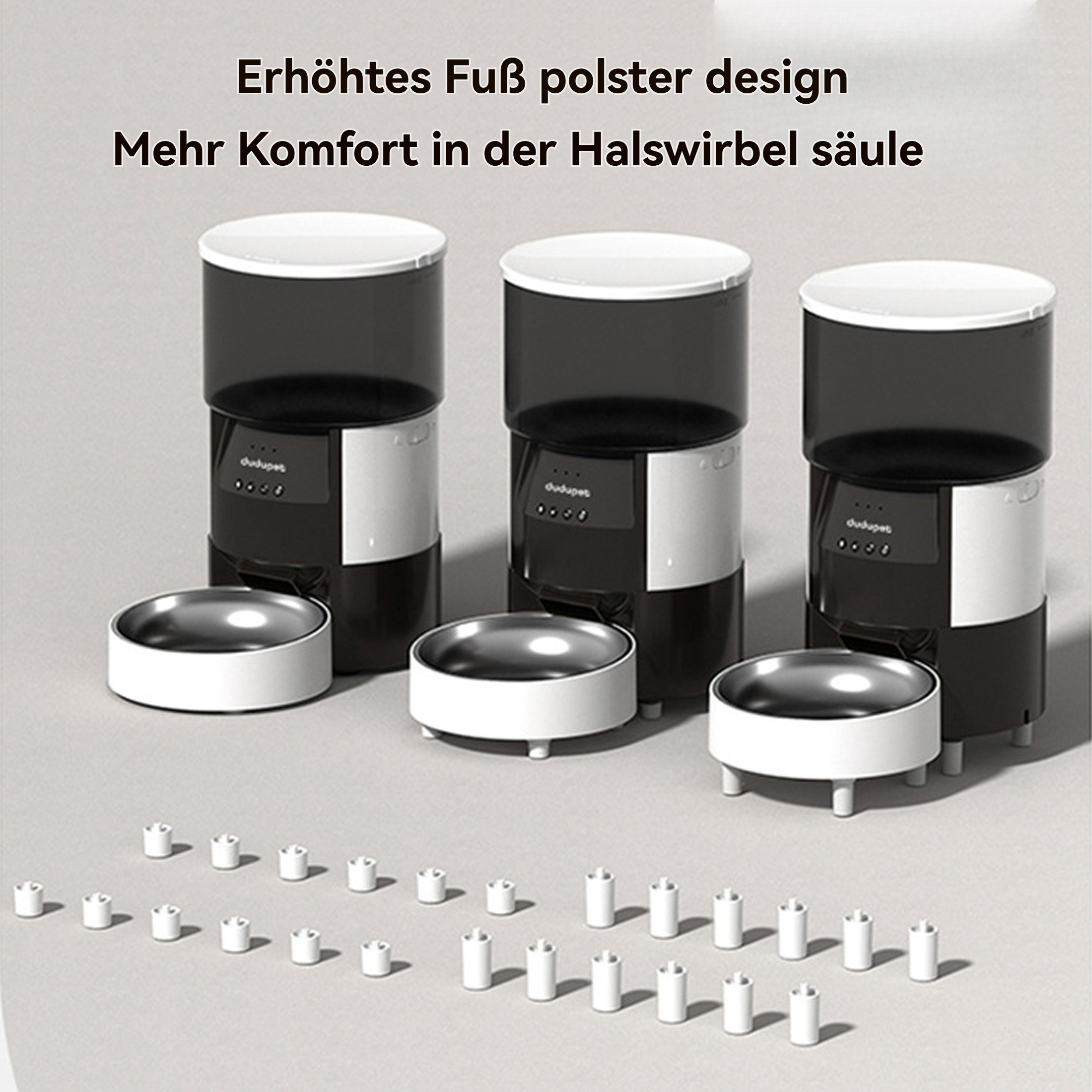 Drei Futternapfspender mit Schalen und kleinen weißen Zylindern.