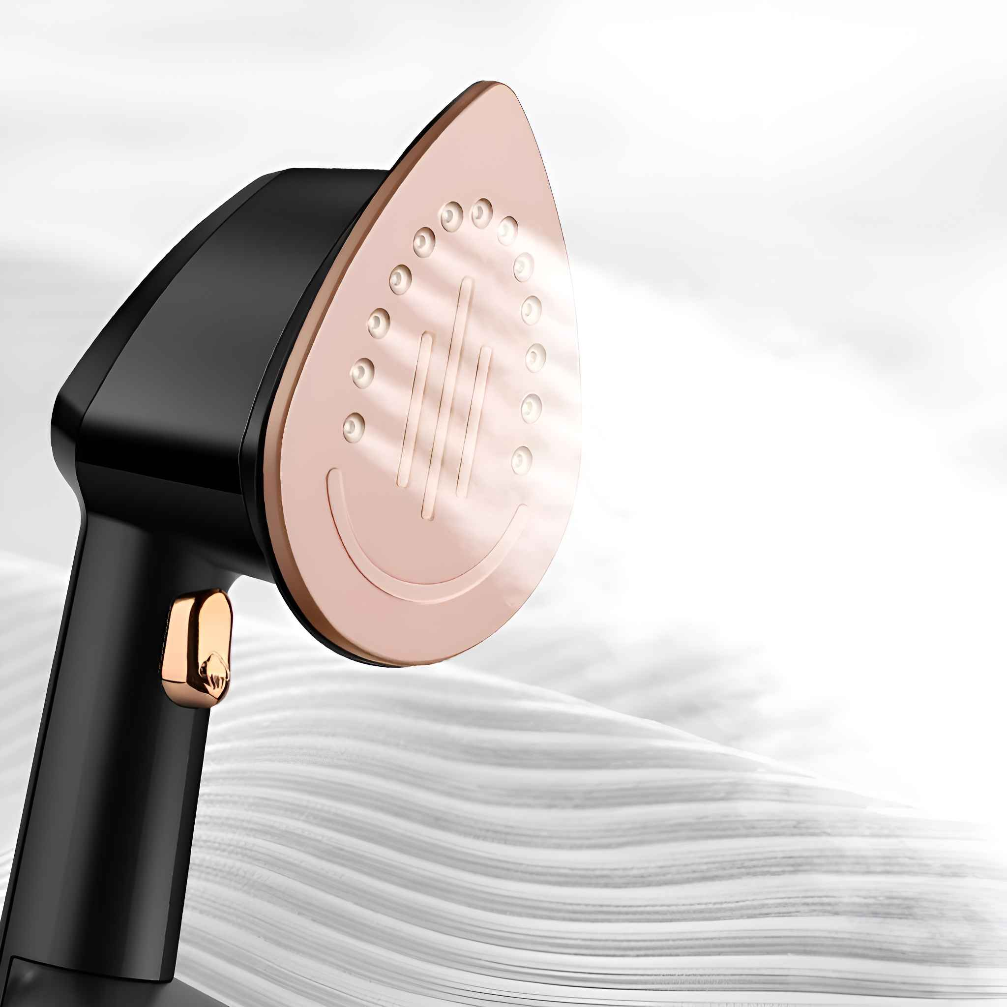Ein schwarzer und rosa Hand-Dampfgarer für Kleidung, der Dampf auf weißen Stoff abgibt. Der Dampfgarer hat eine Düse.