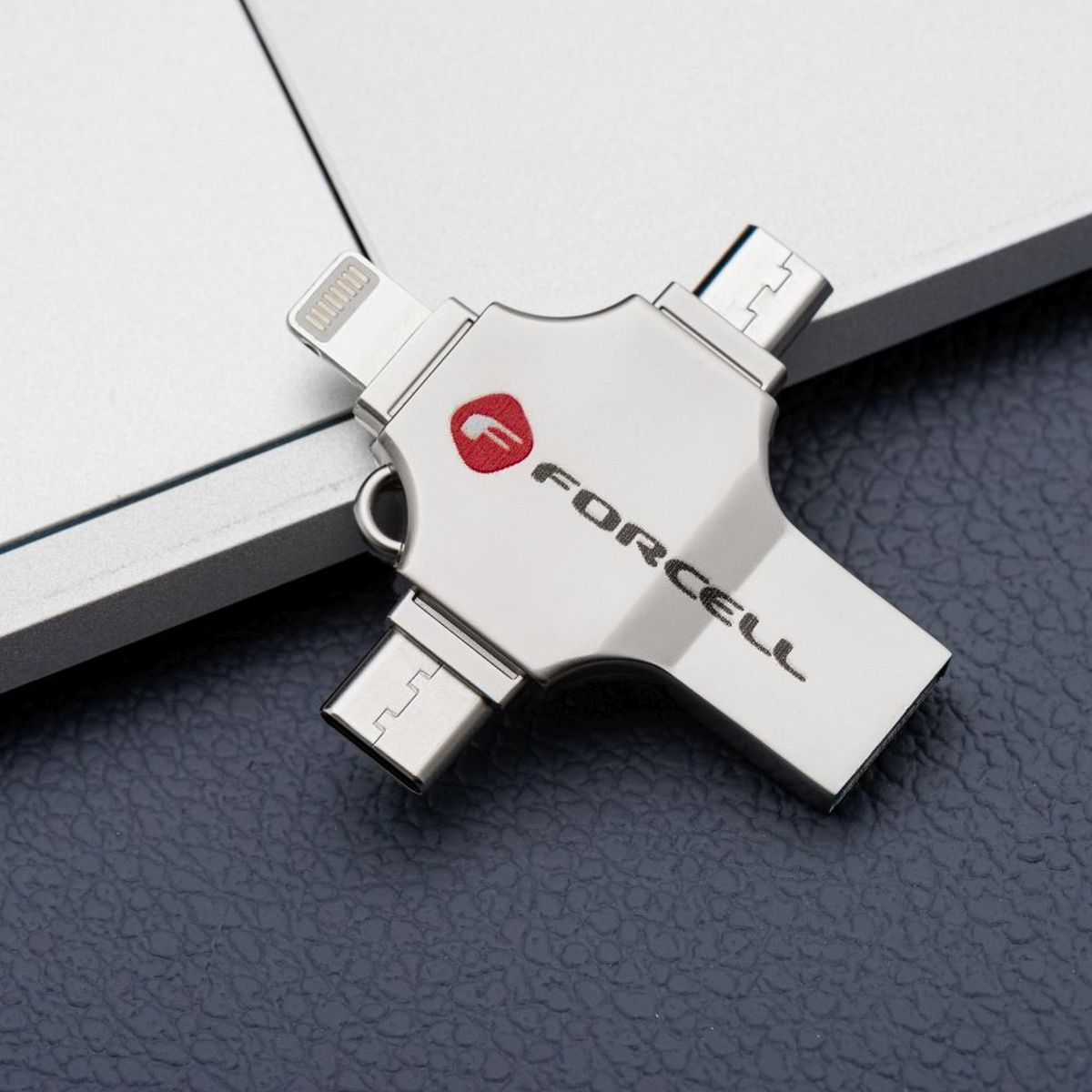 Ein silberner Multi-Port-USB-Stick mit rotem Logo. Er liegt auf einer Computer-Tastatur.