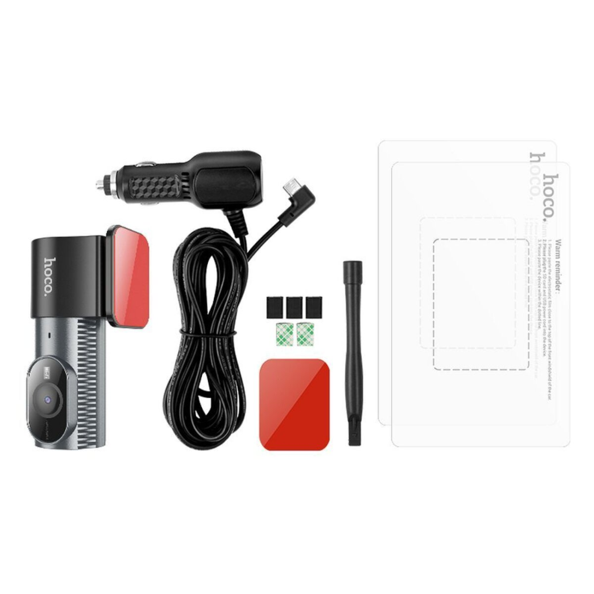 Eine Vielzahl von Dashcam-Komponenten werden gezeigt, darunter eine Kamera, Kabel und Montagepads.