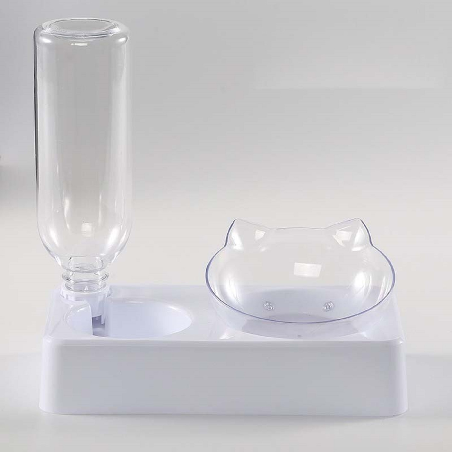 Ein weißer Wasserspender für Haustiere mit einer Flasche und einer katzenförmigen Schale.
