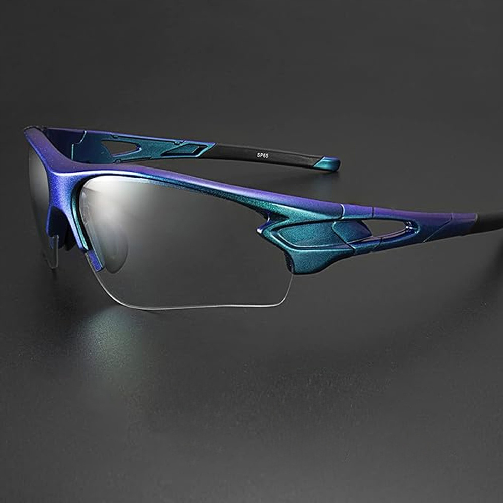 Sportsonnenbrille mit blau-violettem Rahmen und klaren Gläsern.