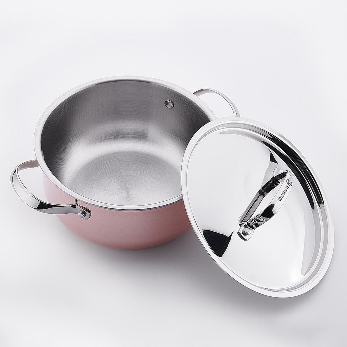 Een roze kookpot met het deksel iets open. De achtergrond is wit.