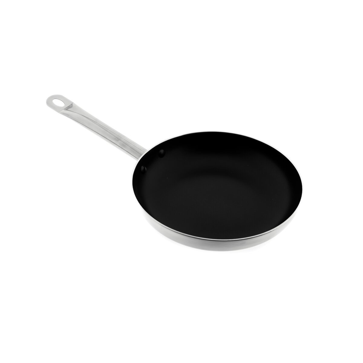 Silberne Bratpfanne mit schwarzem Innenraum, Griff links, auf Weiß.