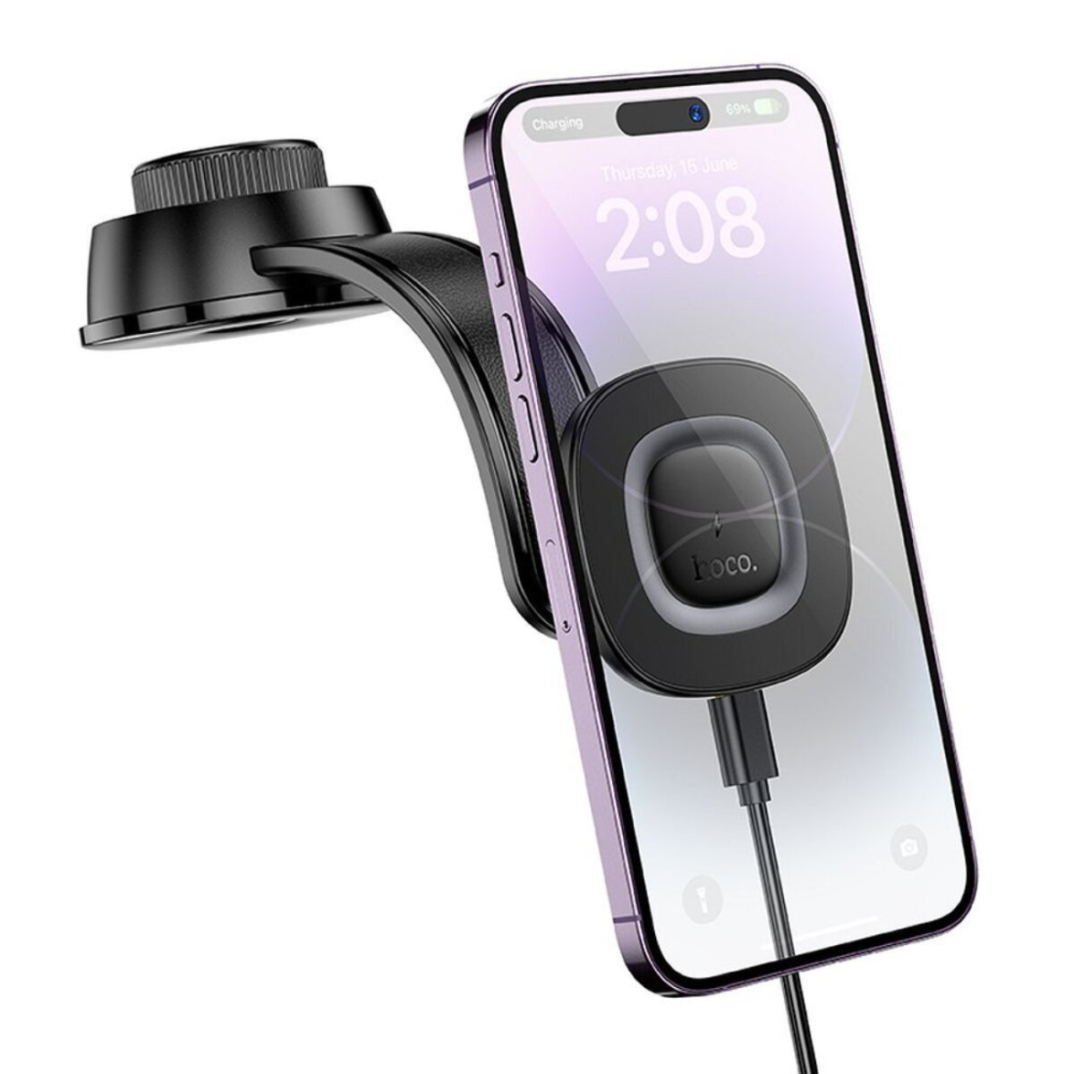Een telefoon die draadloos oplaadt in een zwarte autohouder met het merk 'hoco'.