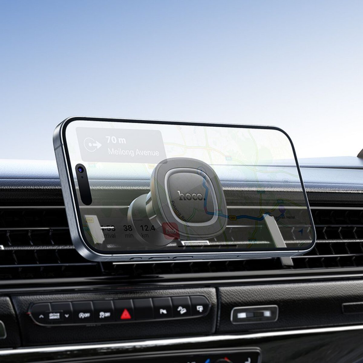 Een telefoon met een kaart wordt in een auto gemonteerd, met het merk 'hoco'.