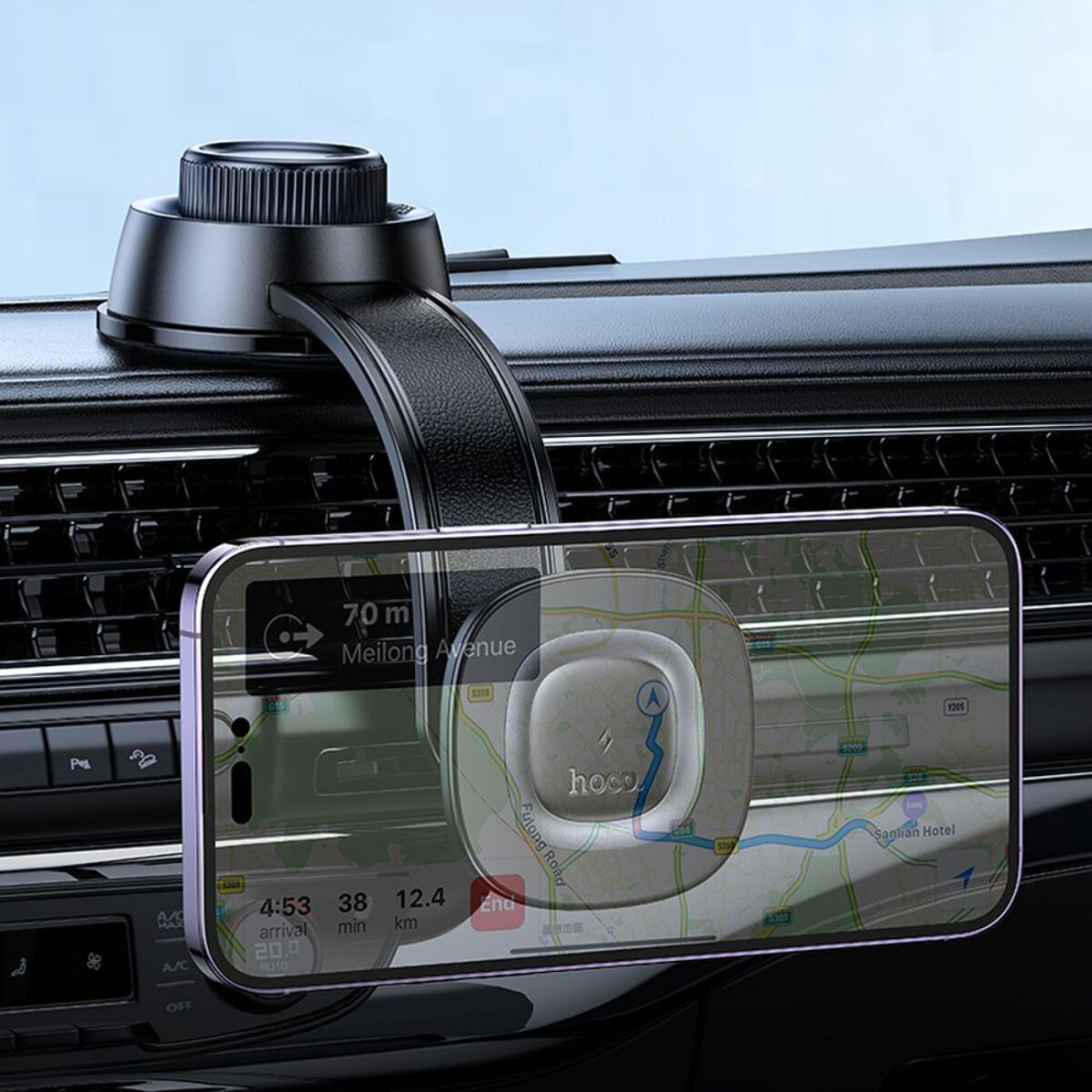 Een telefoon in een autohouder die een kaart weergeeft. De houder is aan het dashboard bevestigd.