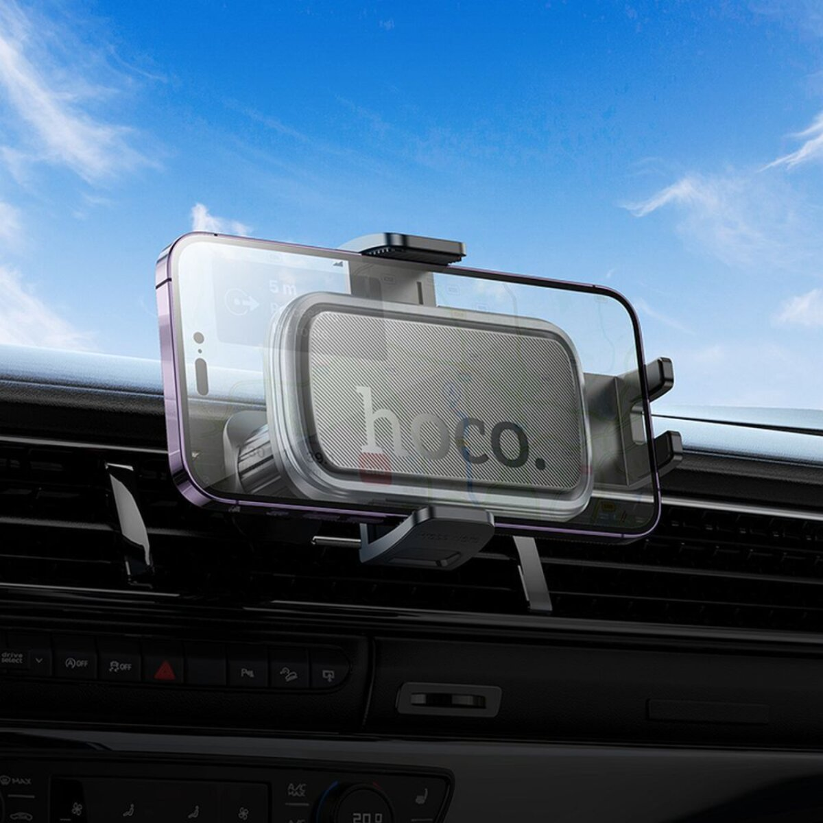 Een telefoon is gemonteerd in een ventilatiehouder voor in de auto. De telefoon toont een kaart.