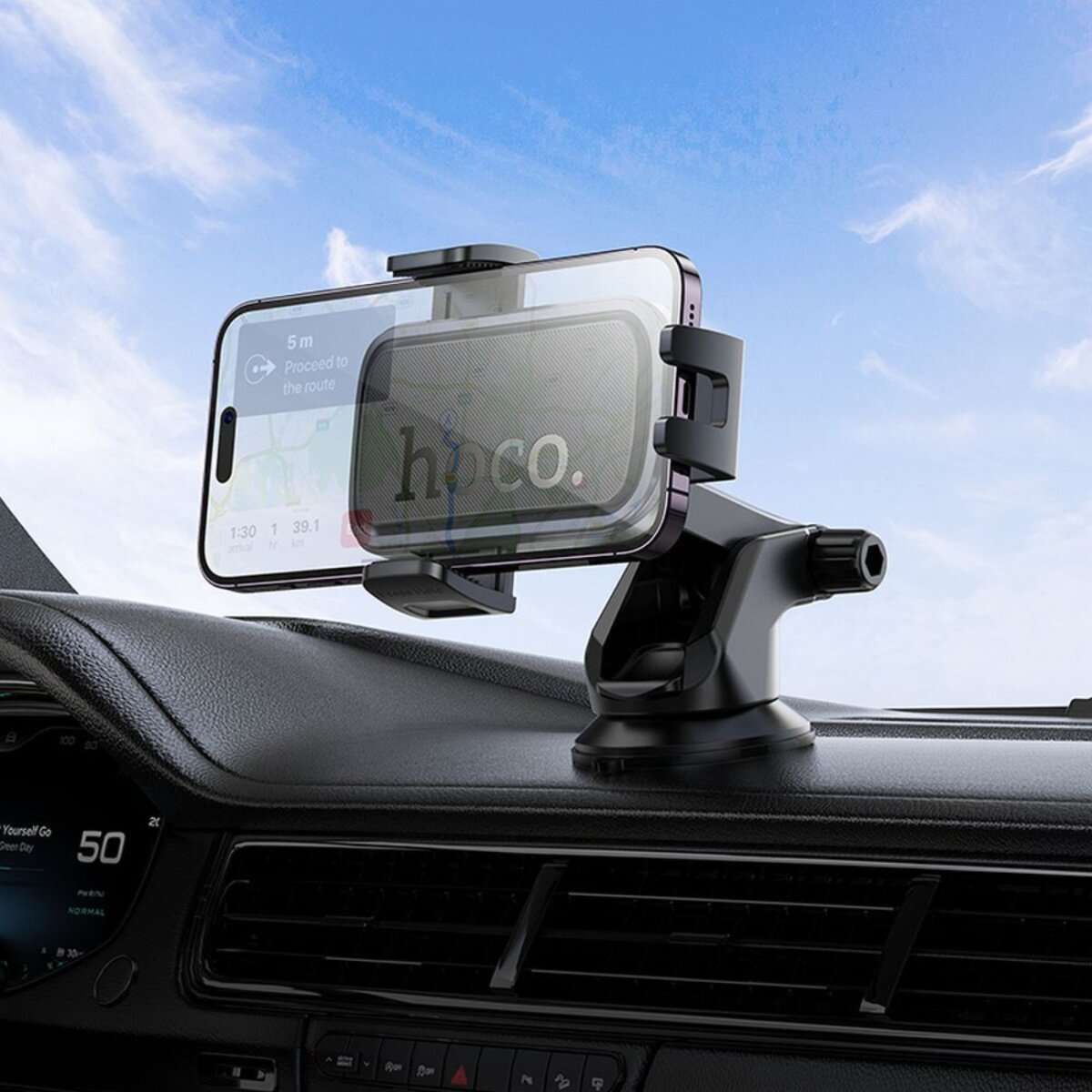 Telefoon gemonteerd op het dashboard van een auto, navigatie tonend, blauwe lucht op de achtergrond.