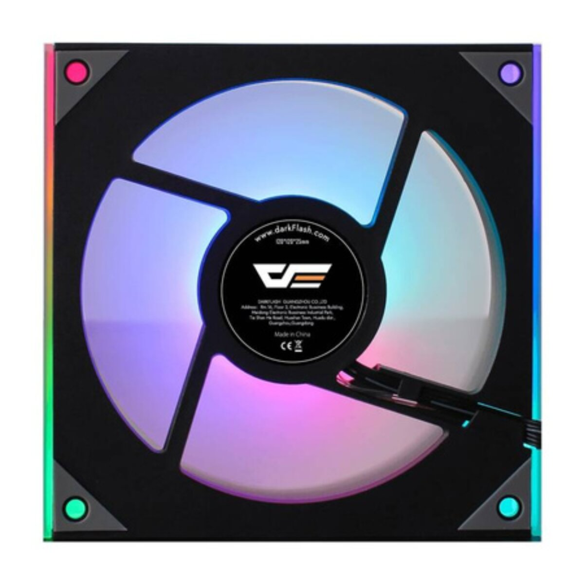 Ein PC-Lüfter mit bunten Lichtern. Der Lüfter hat einen schwarzen Rahmen und ein kreisförmiges Design.
