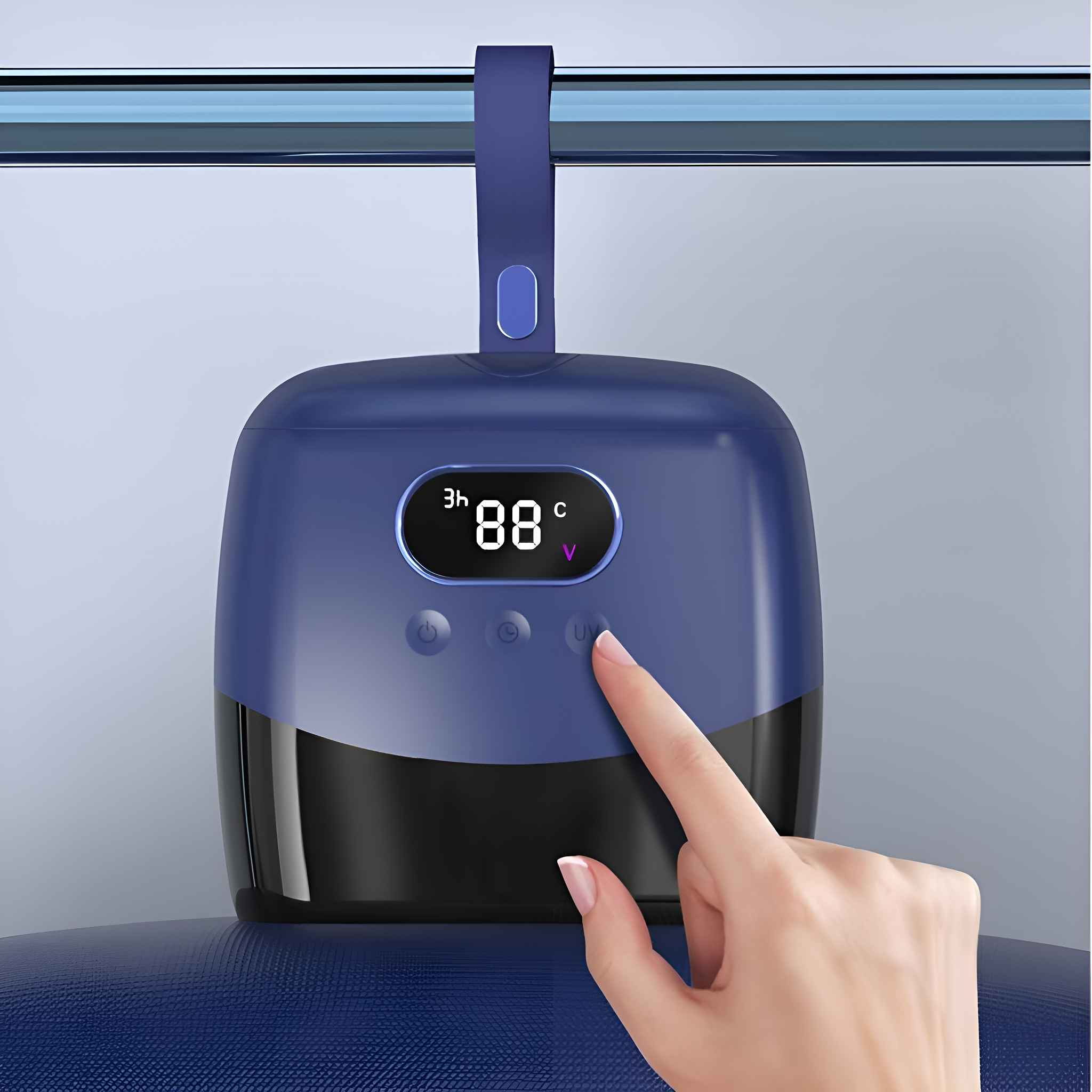 Eine Hand, die die UV-Taste auf einem blauen Gerät mit Digitalanzeige 88 Grad Celsius drückt.