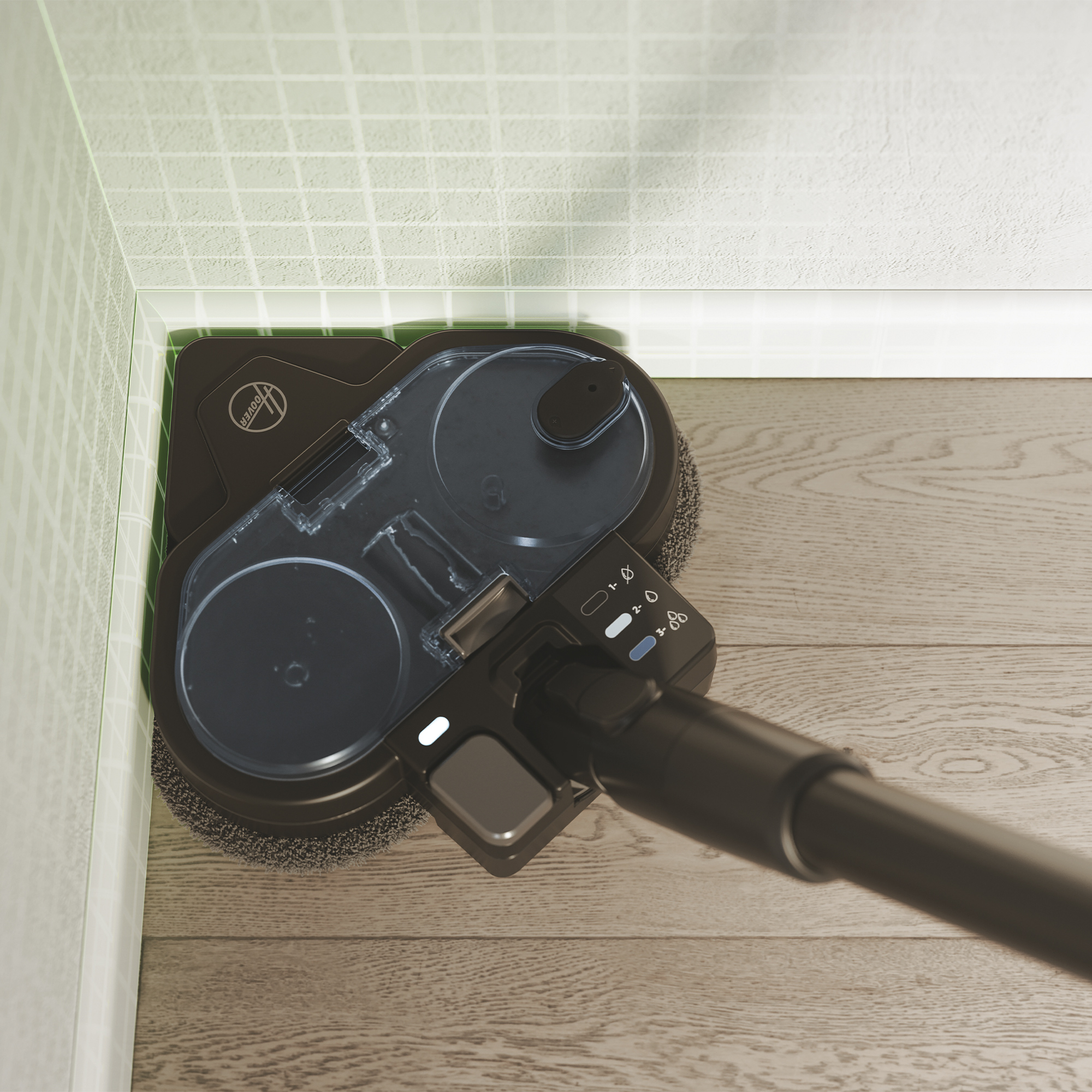 Nahaufnahme eines Staubsaugerkopfes, der eine Bodenecke in der Nähe einer Wand reinigt. Der Staubsauger ist schwarz und grau.