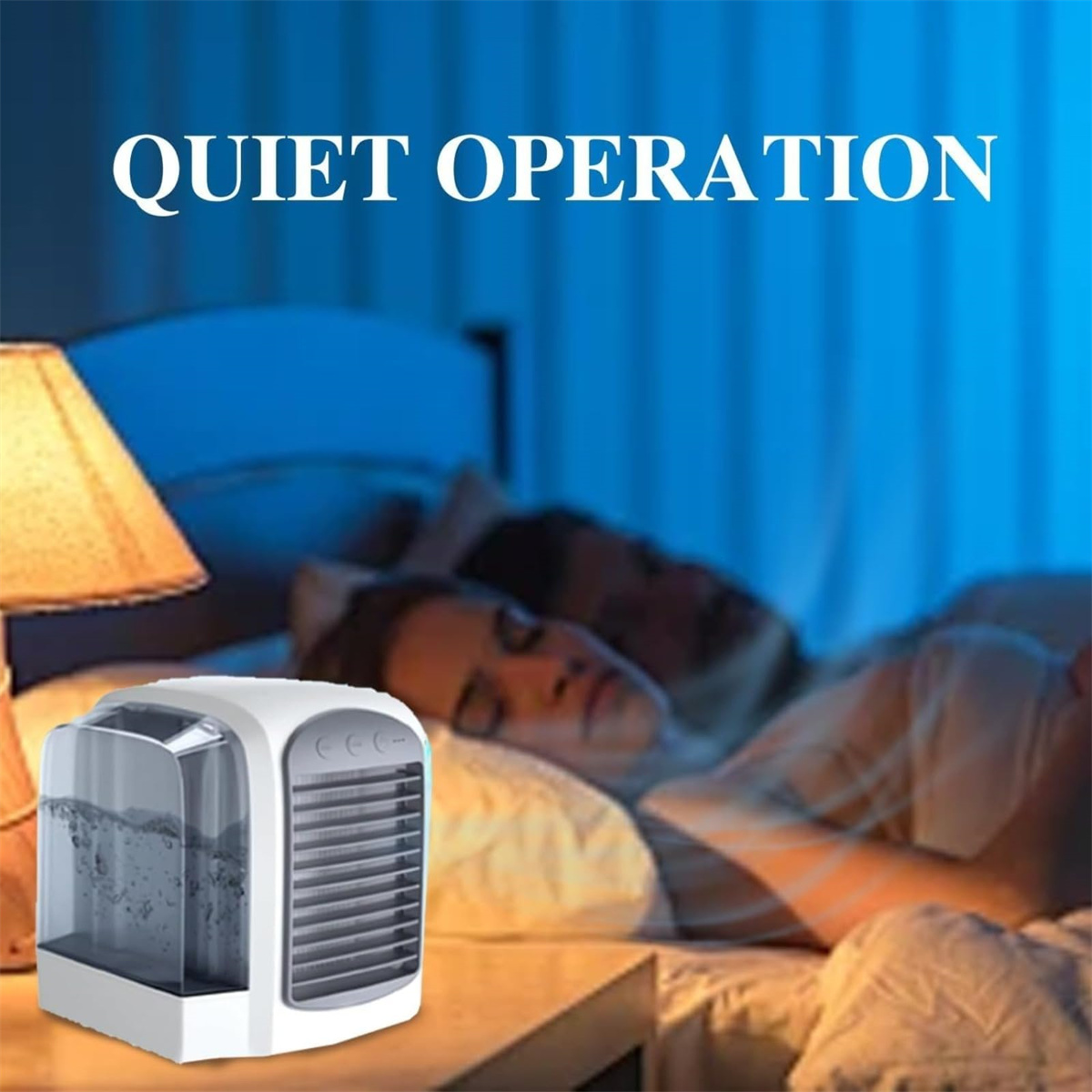 Ein Luftkühler neben einem Bett mit zwei schlafenden Personen. Der Raum ist dunkel.
