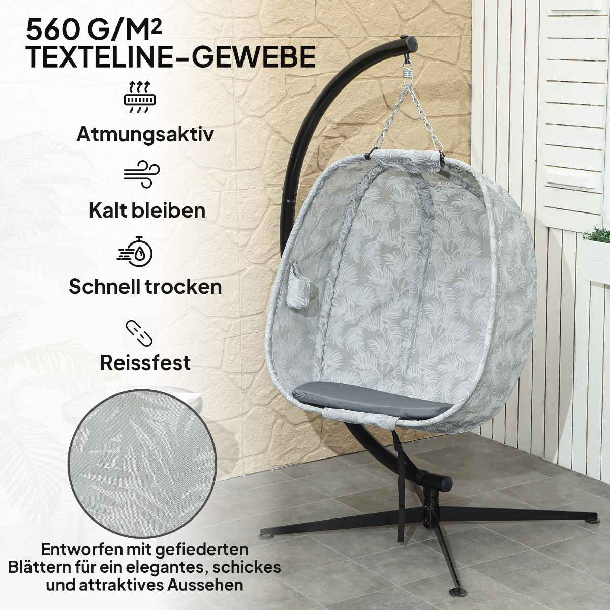 Ein grauer Hängesessel mit Kissen, in einer modernen Außeneinstellung.