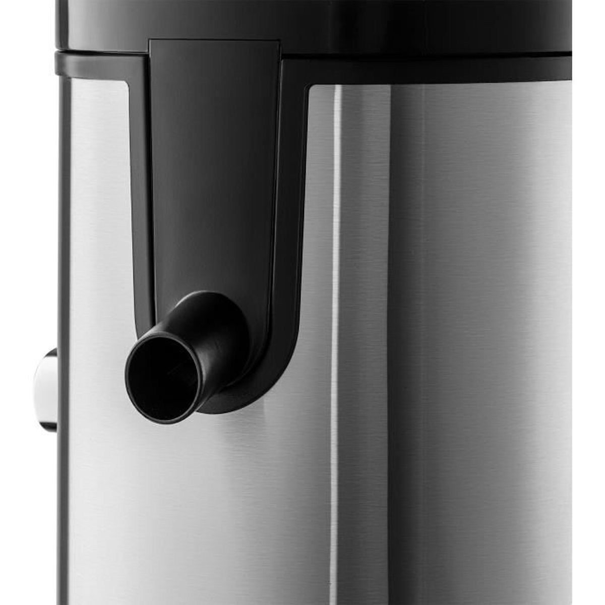 Primo piano del beccuccio di un estrattore di succo e del suo alloggiamento nero. Corpo in acciaio inox visibile.